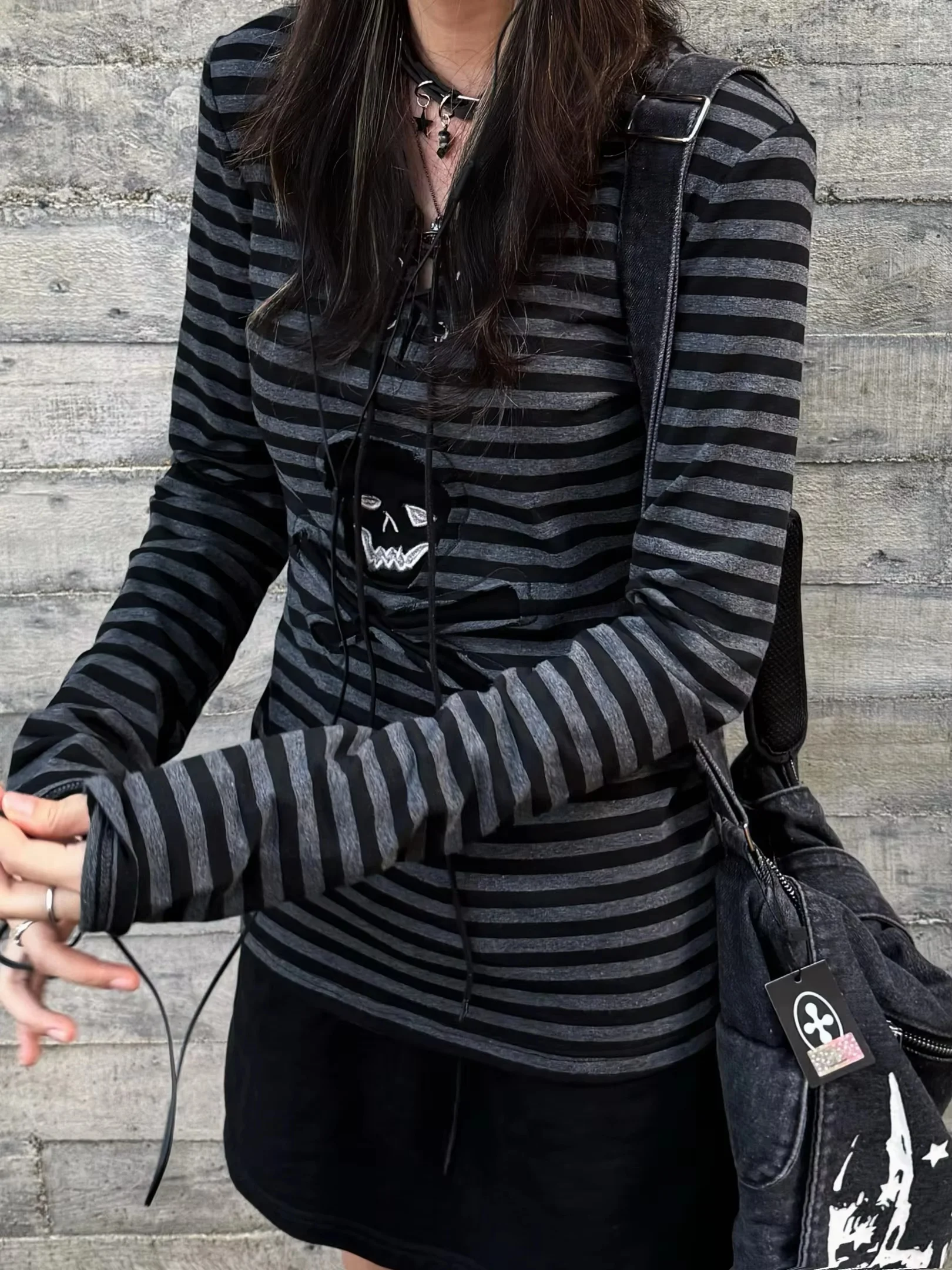 Damen Gothic Punk Gestreiftes Langarm-Oberteil mit V-Ausschnitt, Schnürung, Totenkopf-Applikation, Slim Fit, Emo Grunge Alt Streetwear T-Shirt – Detail 7