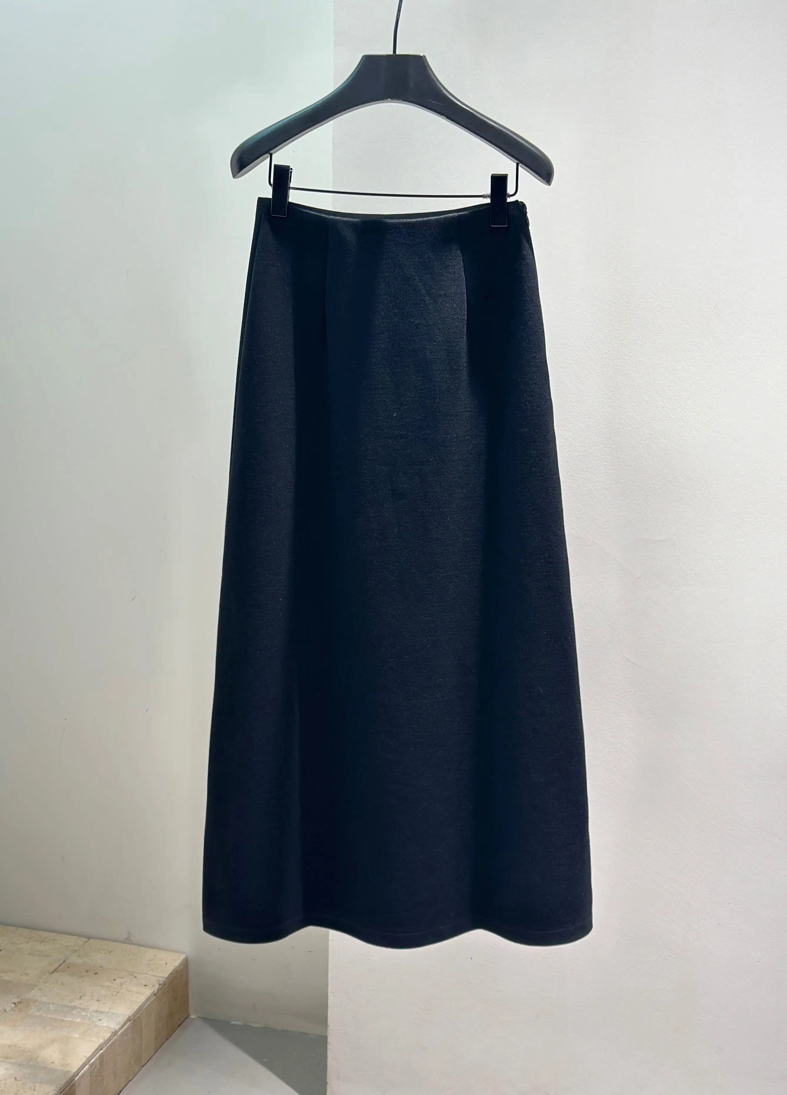 高品質なレディース新作、Aラインのミニマリストロングスカート。伸縮性のあるウエストバンドとサイドジッパー付きで快適なウール素材を使用。