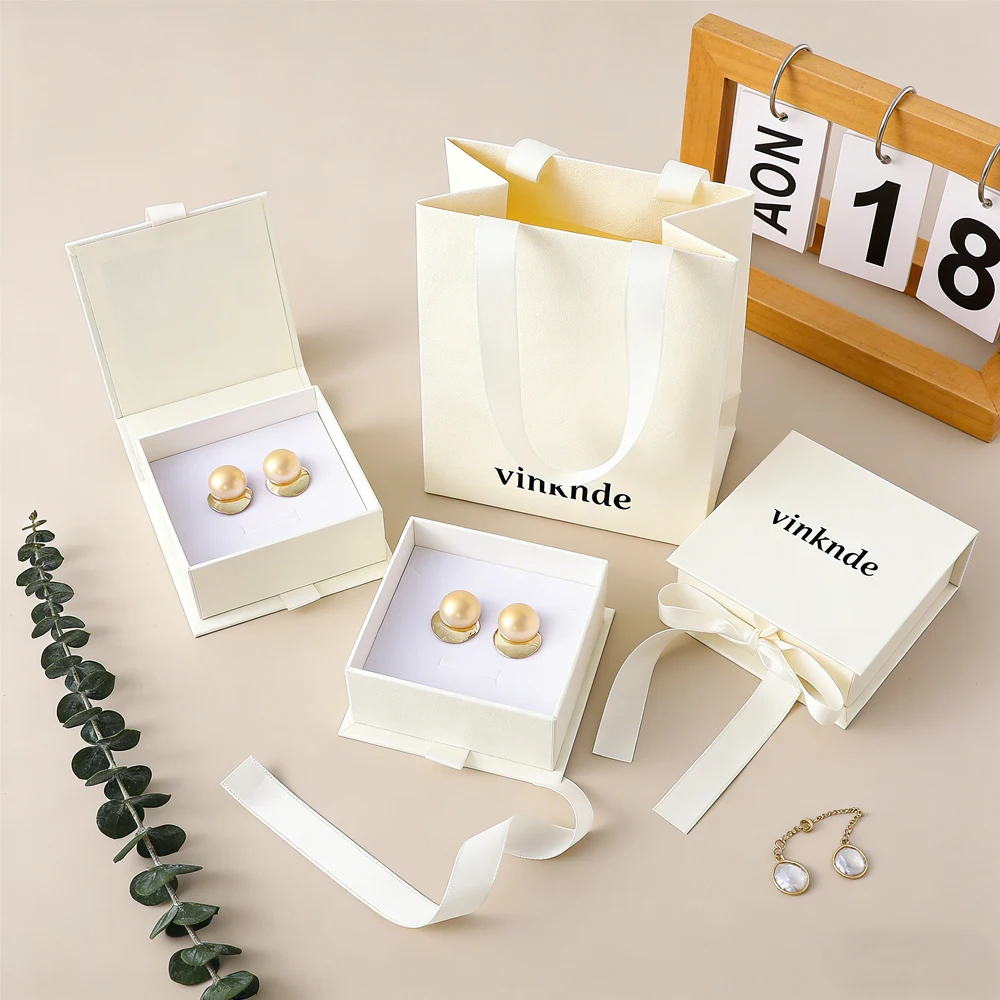 

Персонализированная подарочная коробка из текстурированной бумаги бежевого цвета с логотипом, 9,5x9,5x3,5 см, для колец, сережек, шармов, брелоков, с пакетом-саше для ключей