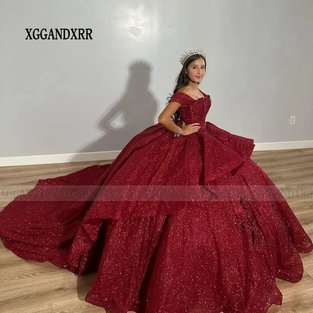 Abito Quinceanera scintillante bordeaux 2024 Abito da ballo con spalle scoperte Corsetto Fiore Spettacolo Sweet 15 Party Miss personalizzato