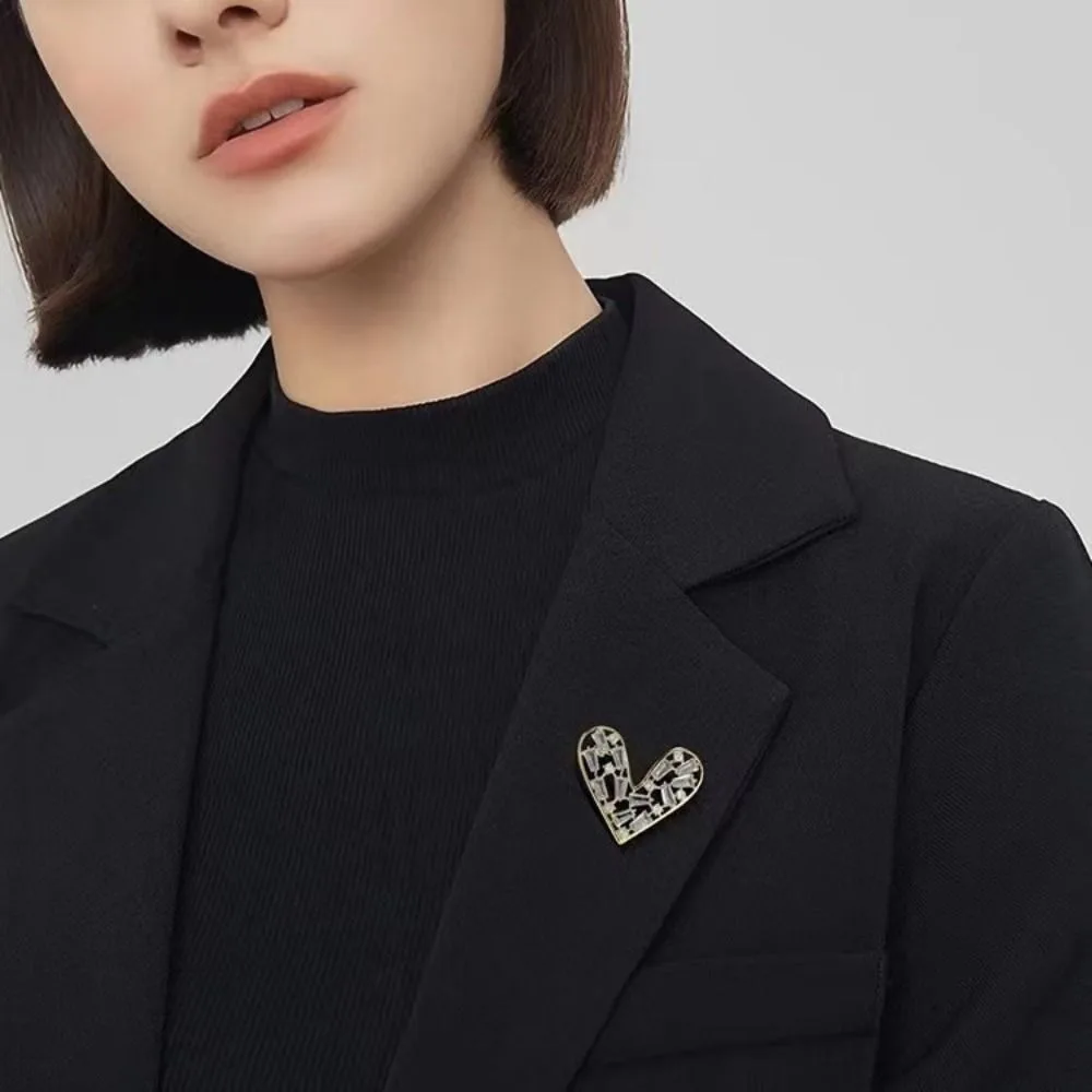Korean Style Heart Brooch Shiny Rectangular Rhinestone Pin Hollow Out Alloy Hollow Heart Breastpin Clothing Accessories