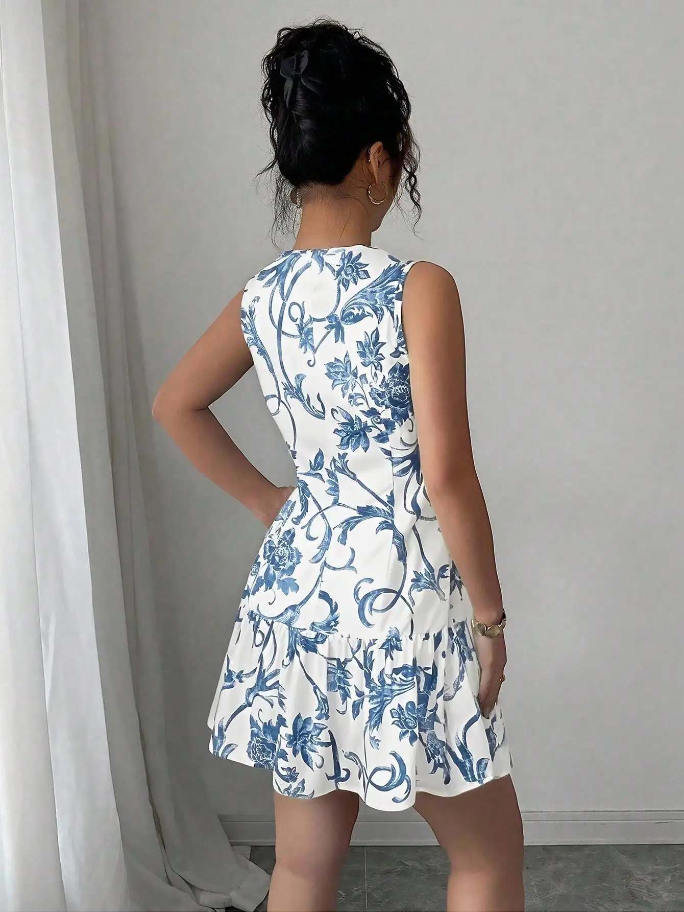 Damen-Minikleid mit Blumenmuster, ärmellos, Rundhals, figurbetont und ausgestellt, lässiges Sommerkleid, 2026 neue Mode – Detail 2