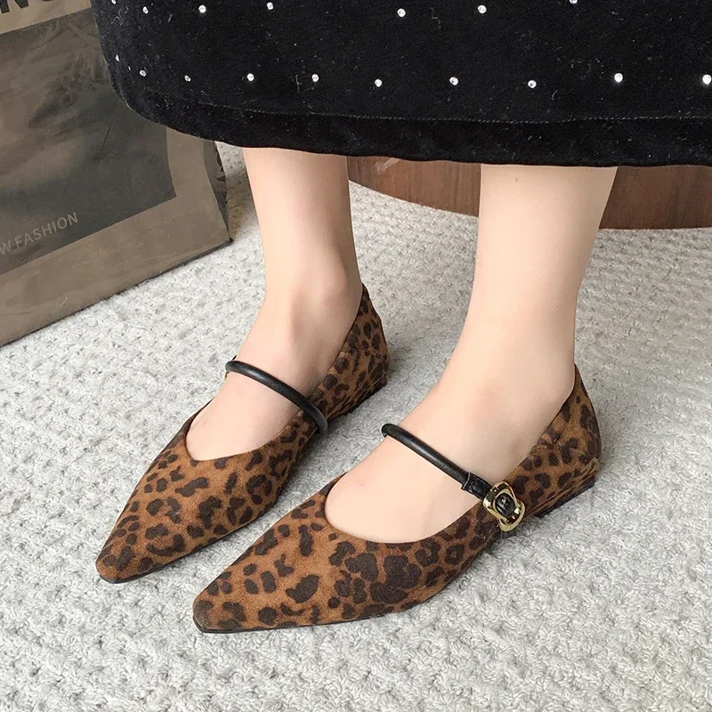 

Распродажа женской обуви, модная весенняя новинка 2025, женская обувь на плоской подошве с острым носком и пряжкой на ремешке, уличная женская обувь с мягкой подошвой