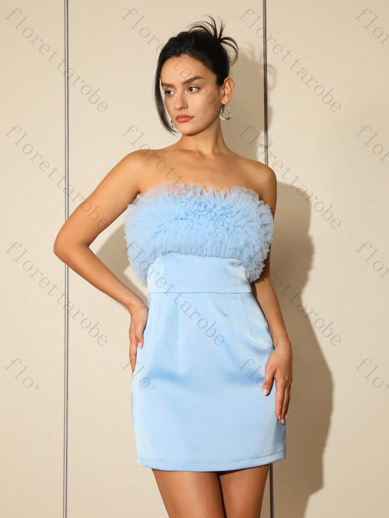 Vestido Mini Elegante Personalizado en Azul Celeste, sin Tirantes, con Adorno de Plumas, Corte Ajustado, para Cócteles de Verano