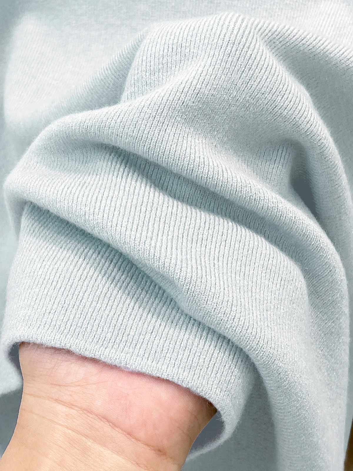 柔らかく居心地の良いライトブルーのハイカラーニットセーター女性の秋冬SleピュアカラーシンプルなAosphereインナーウェアトップ