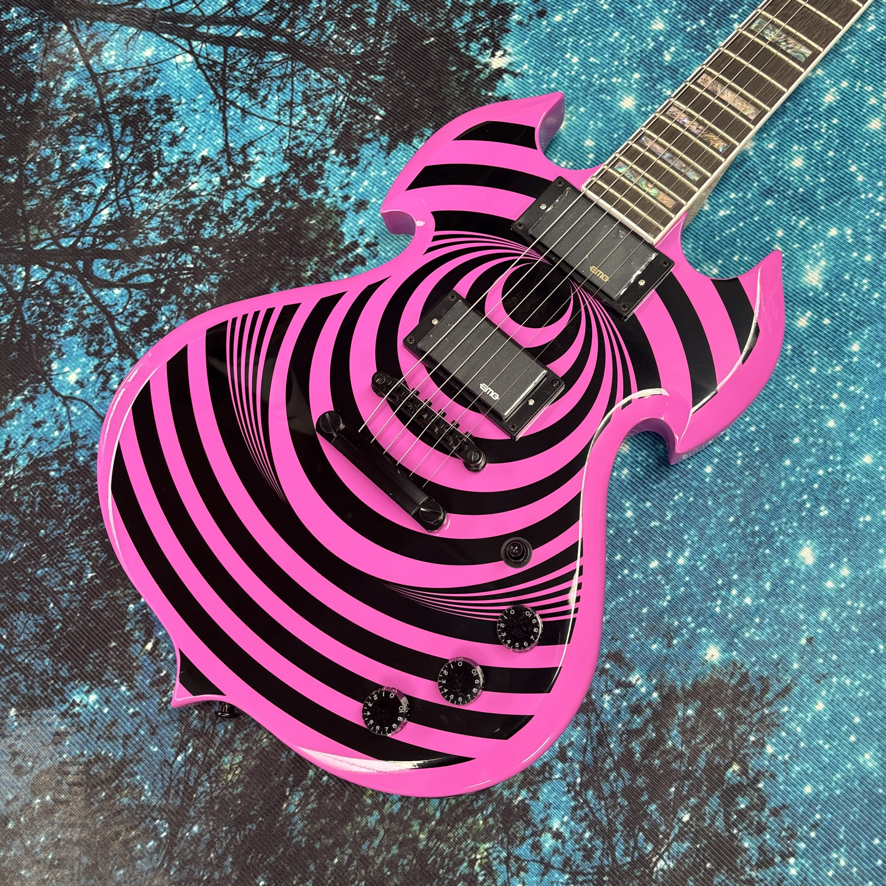 

Фиолетовая электрогитара с грифом из палисандра, инкрустацией из перламутра и абалона, 22 лада, с двойными звукоснимателями.