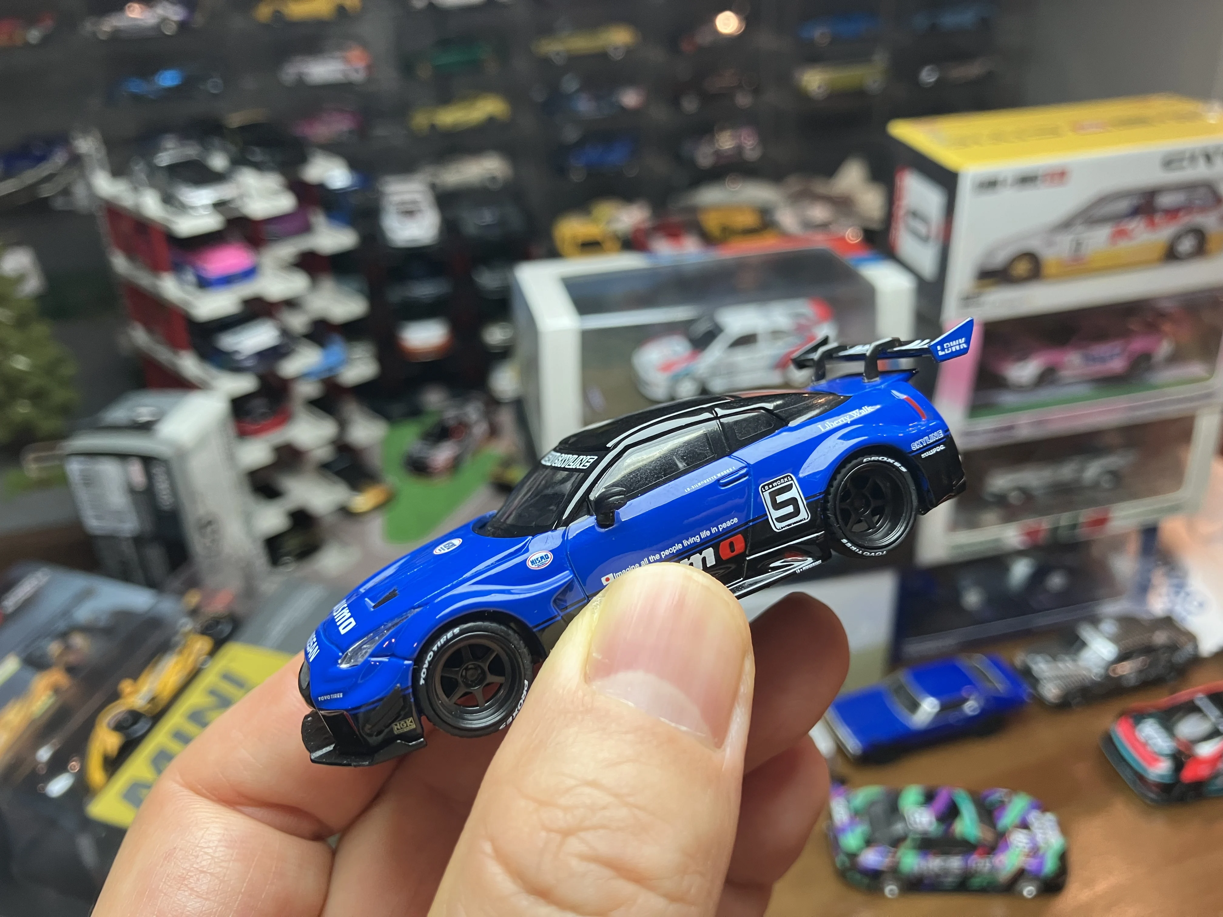 

Mini GT LB-Silhouette WORKS GT 35GT-RR Ver.2 #1124 1/64 Diecast Model Car Alloy