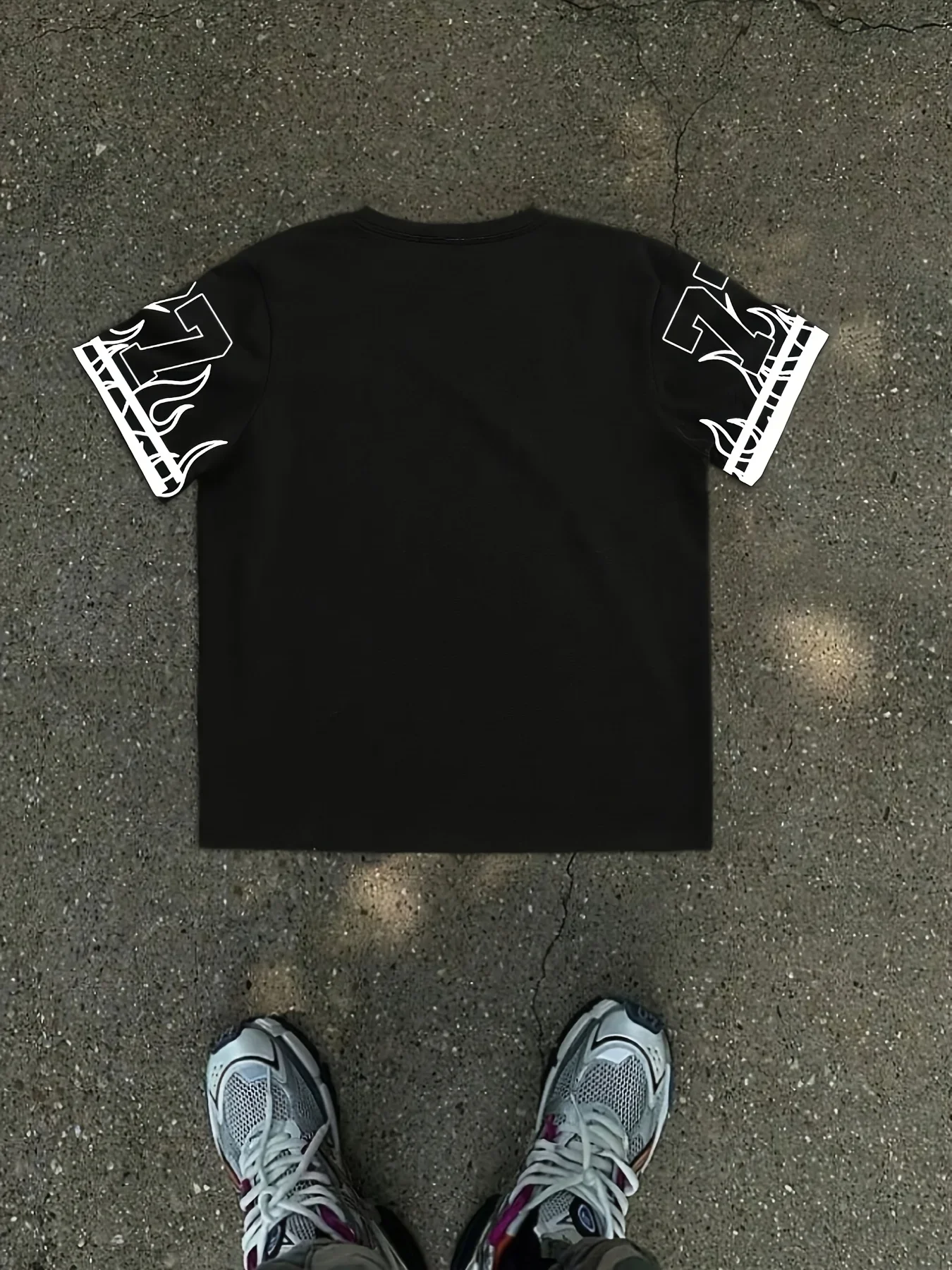 تي شيرت برسومات لوس أنجلوس 77 للرجال - تي شيرت أسود ملابس الشارع مع لهب أبيض وطباعة أرقام وأكمام قصيرة ورقبة دائرية #3