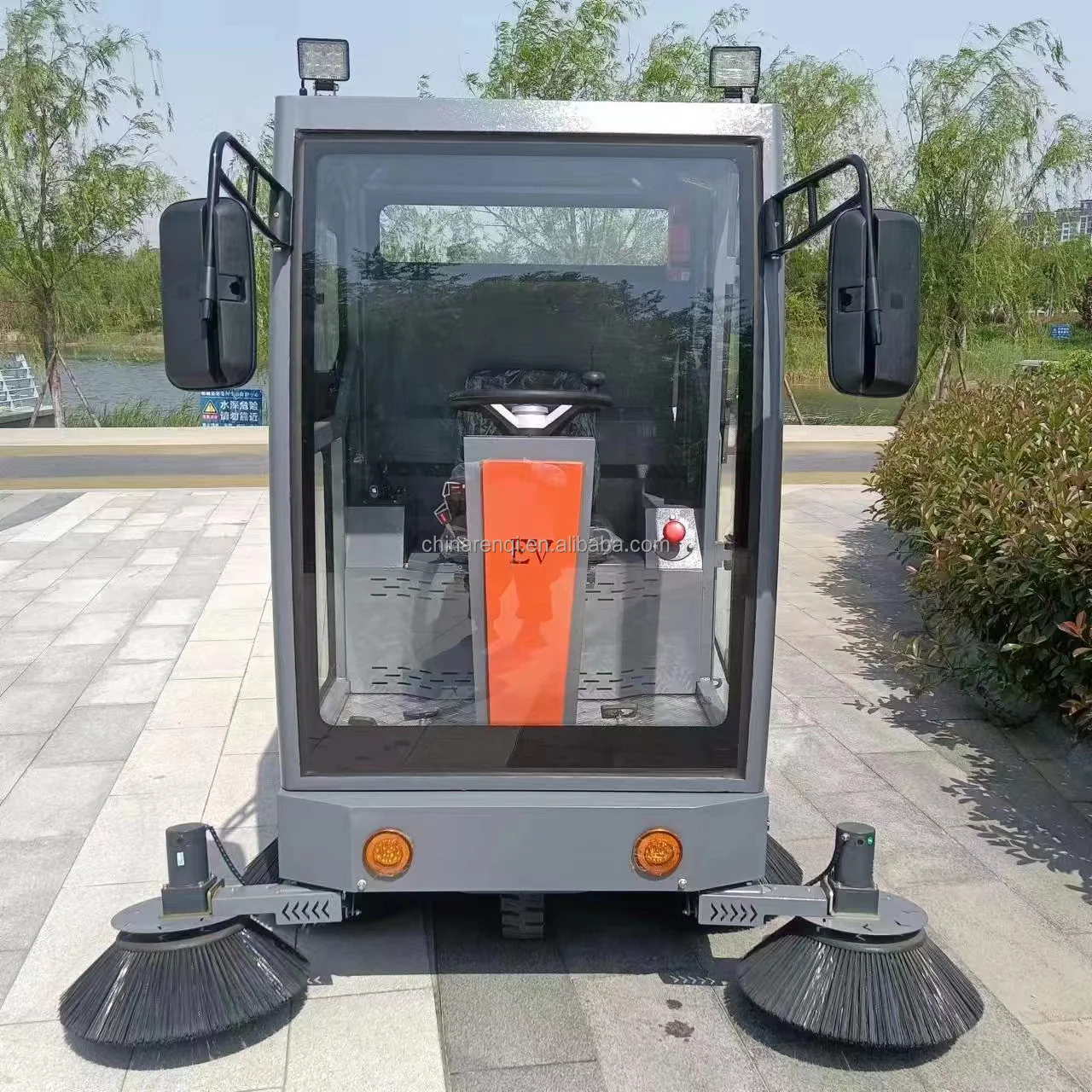 Customized Hot Selling Fully Enclosed Ride-on Road Sweeper Machine Electric Street Cleaning Vehicle For Industrial Park
