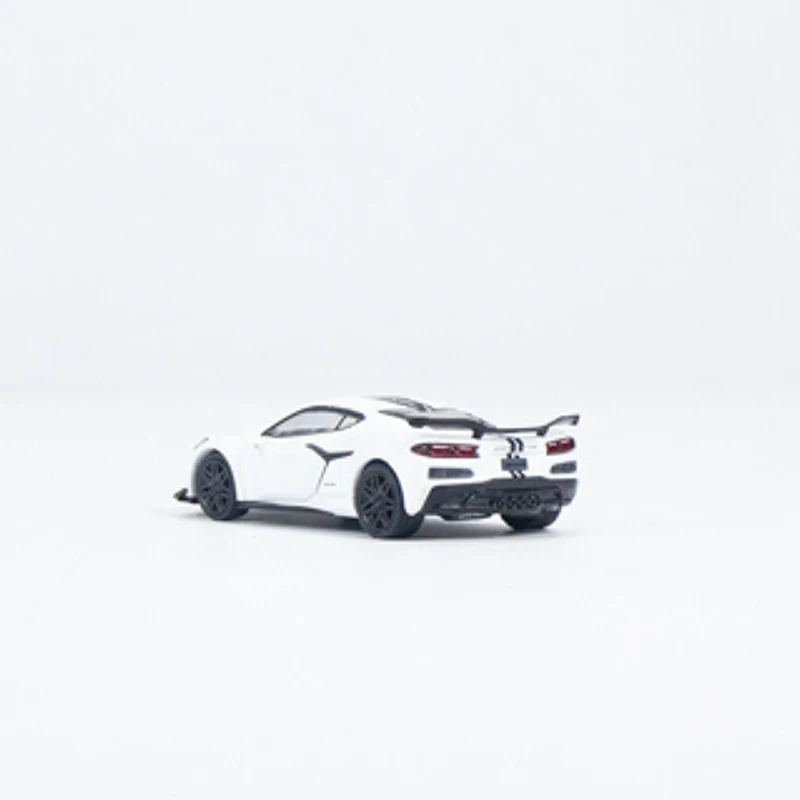 MINIGT 1:64 Model Car Z06 2023 Sport Vehicle Collection #677 Arctic White