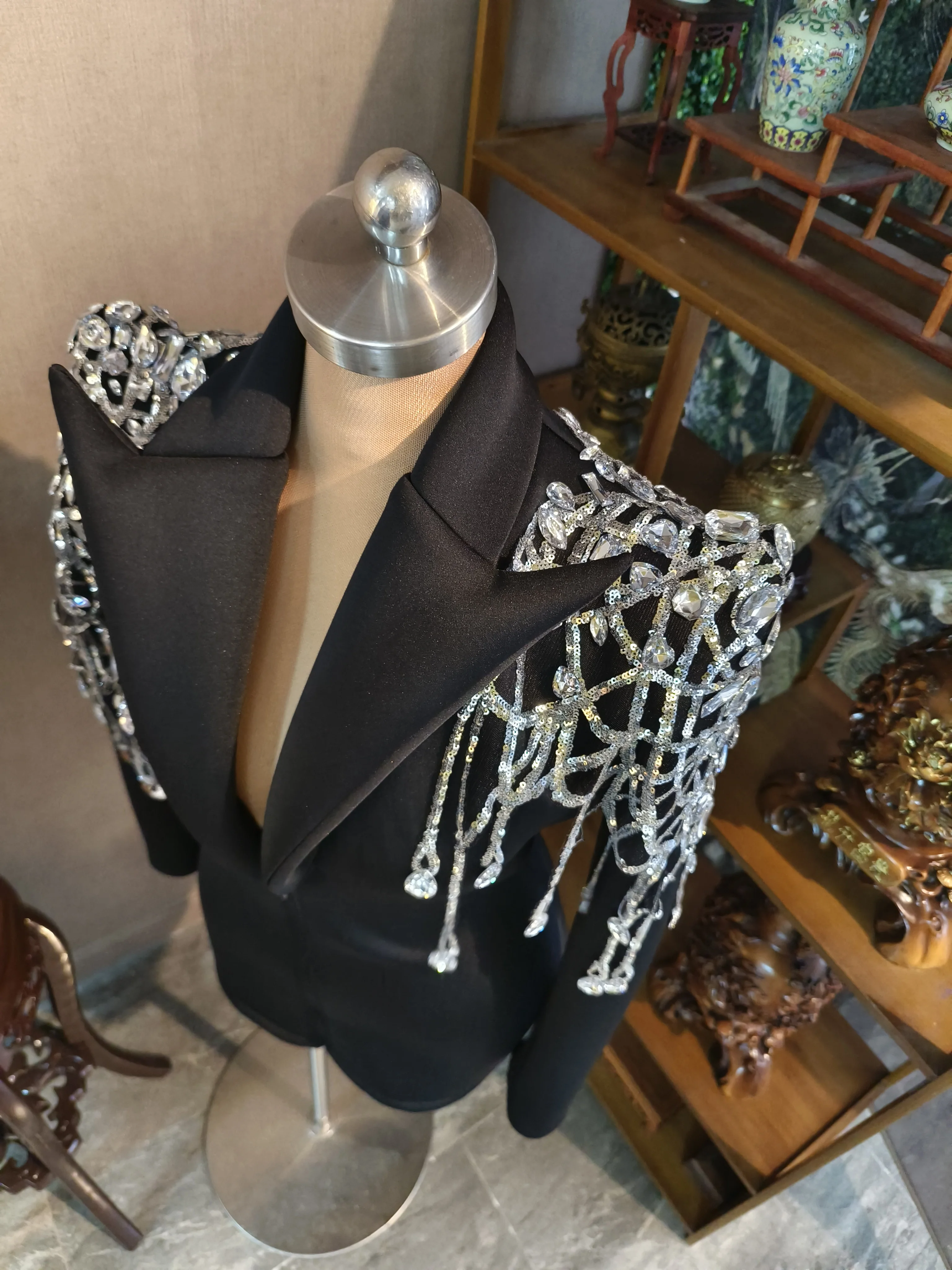 Mini robe avec chaînes en cristal scintillant, couleur noire, col de costume à la mode, robe de soirée d'anniversaire, boîte de nuit, robe d'activité de chanteur