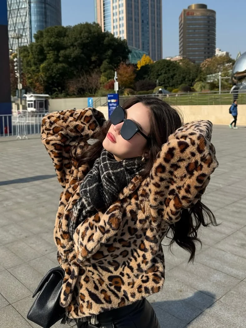 

Women Luxury Leopard Faux Fur Coat Retro Full Sleeve Lapel V-neck Loose Plush Warm Coats 2026 Lady Winter Daily Commute Outwear