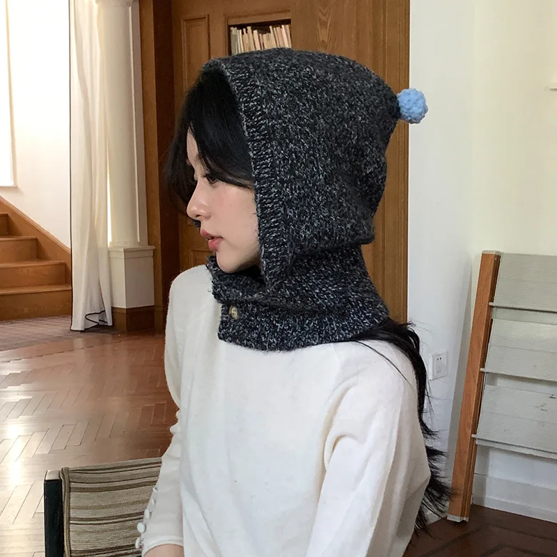 Koreanische Mischfarben-Mode-Pullover-Balaclava-Mütze mit Pompon-Design, Winter-Knopf-Halswärmer, integrierte warme Strickmütze für Damen – Detail 2