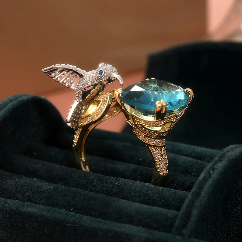 Kreatives dreidimensionales Kolibri-Design, eingelegt mit meerblauem synthetischem Zirkonia-Ring |   Offener Ring |   Vogelförmiger Ring