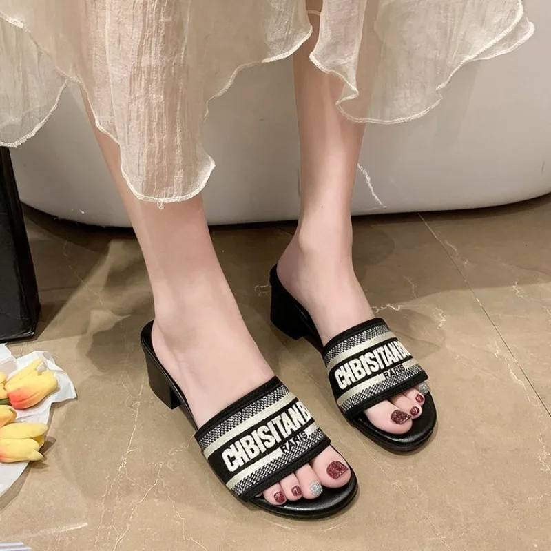 Women Sandals Luxury Brand Designer Brand Women Slippers Summer Brand Women Round Headed Flat Outdoor Fashionable Women Shoes