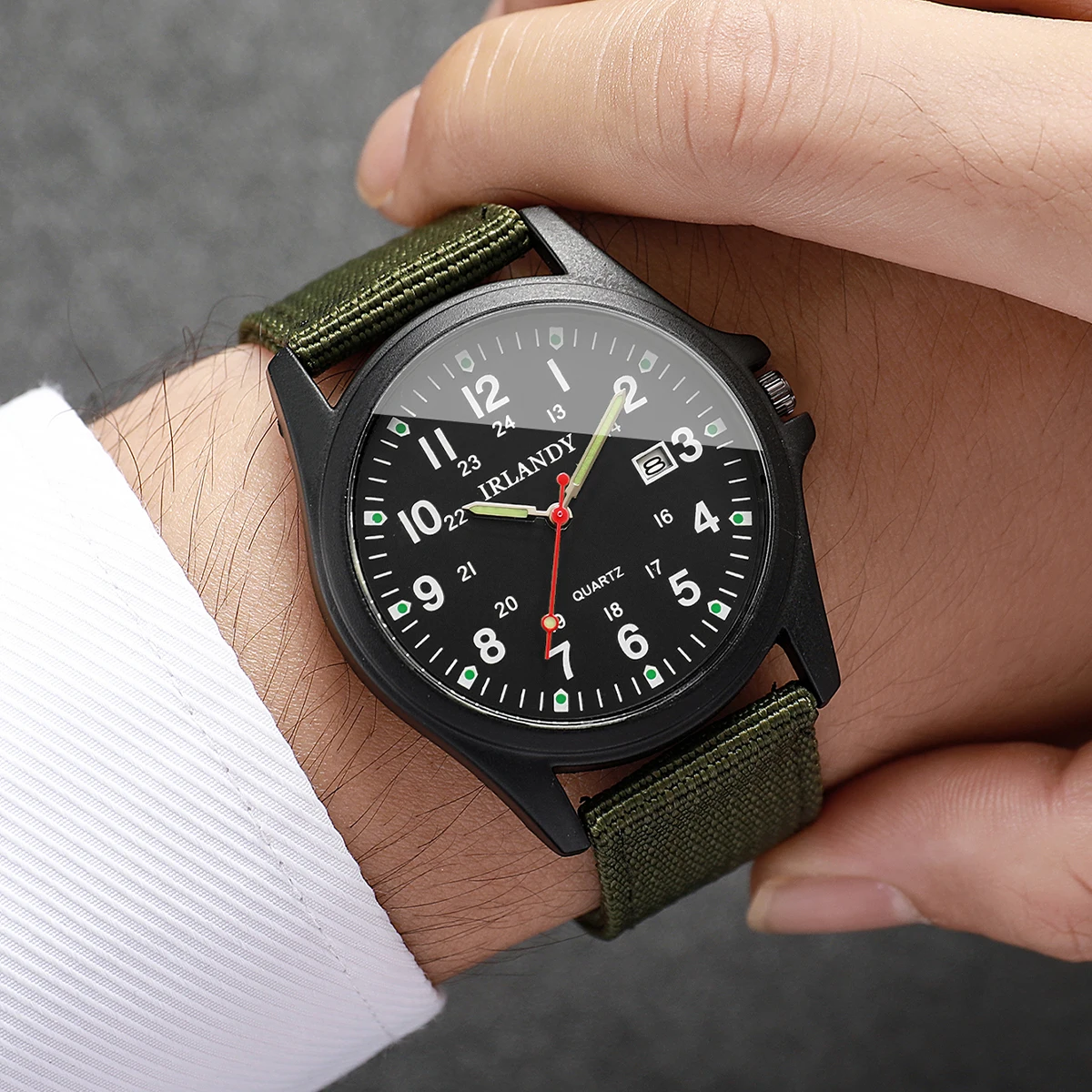 4 قطع ساعة كاجوال للرجال بحزام نايلون وحفلات رياضية أنيقة وعصرية بتقويم كوارتز (الصندوق غير متضمن)