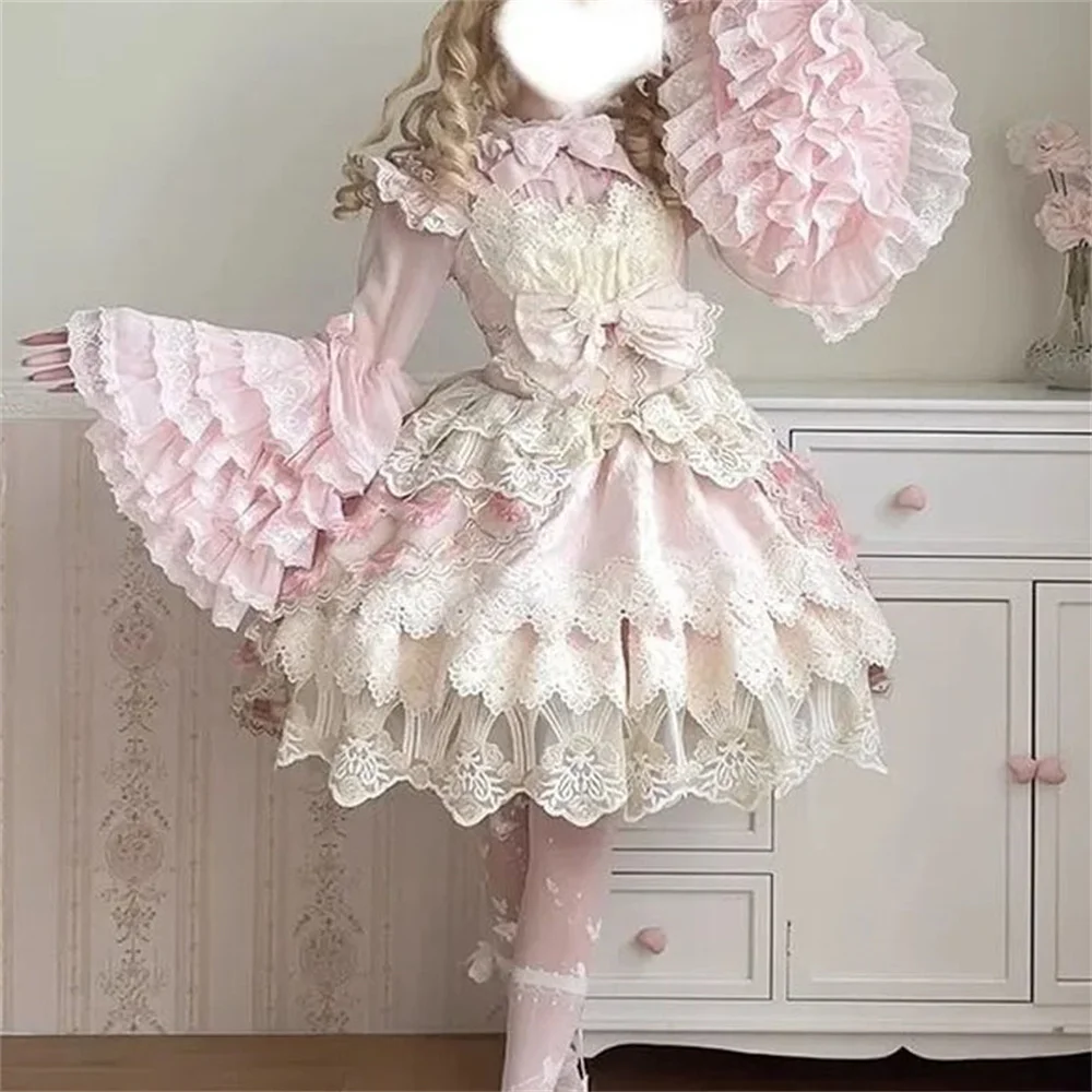 เสื้อเชิ้ตสไตล์โลลิต้าหวานซ่อนเปรี้ยว แต่งลูกไม้สไตล์แฟรี่คอร์ คอตั้ง ผูกโบว์ แขนทรงแตรใหญ่ ติดกระดุมแถวเดียว สีชมพูหวานๆ สำหรับผู้หญิง