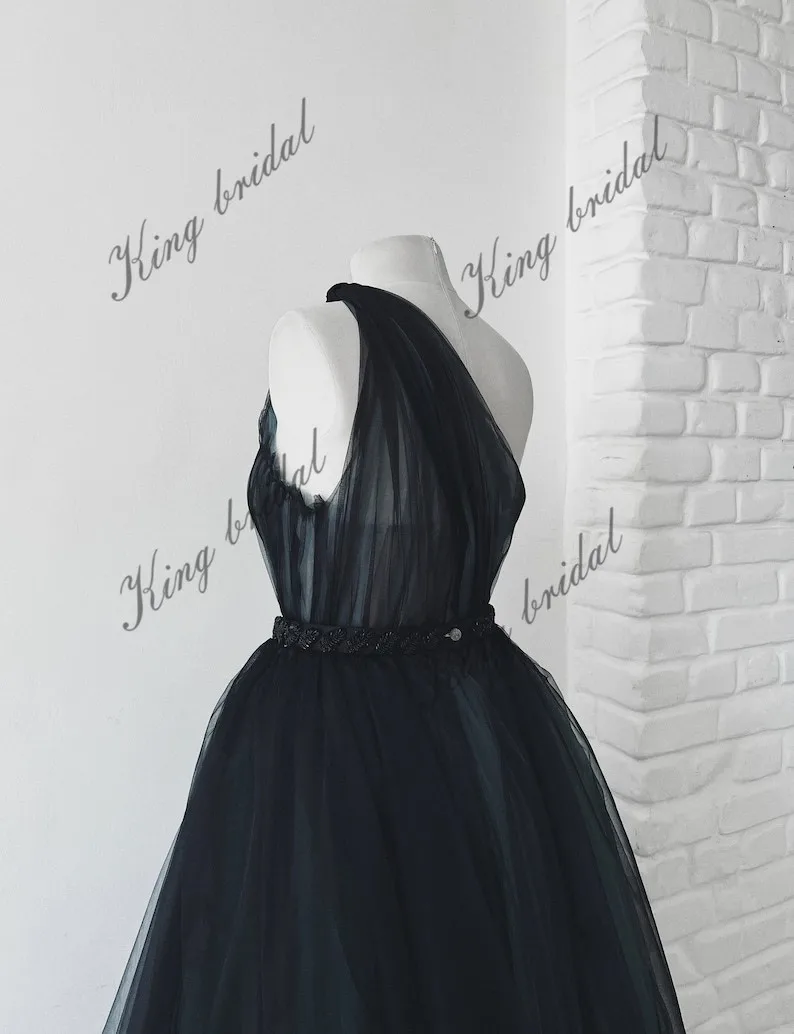 Schwarzes Hochzeitskleid. Vollschwarzes aschblaues Brautkleid. Gothic-Hochzeitskleid. Tüll-Perlen-Fantasie-Ballkleid, einfache Brautkleider