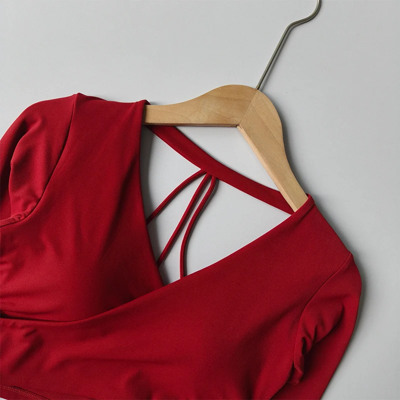 الصالة الرياضية مصممة الخامس الرقبة طويلة الأكمام كروس تي شيرت رياضي للنساء قصيرة المحاصيل الأعلى سليم عارية الذراعين بيلاتيس ملابس لليوجا للنساء