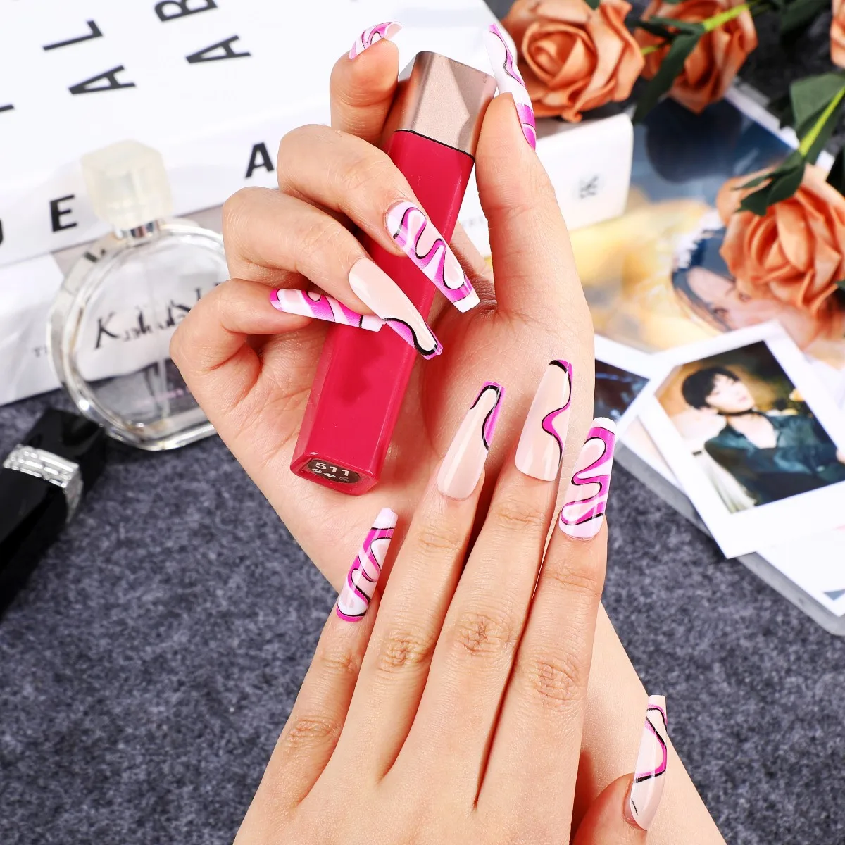 3D เล็บปลอมชุดกด Faux Ongles ยาวภาษาฝรั่งเศสคำ Coffin เคล็ดลับ Rose Wave Nude การออกแบบ DIY ศิลปะตกแต่งเล็บอุปกรณ์เสริมปลอมเล็บ