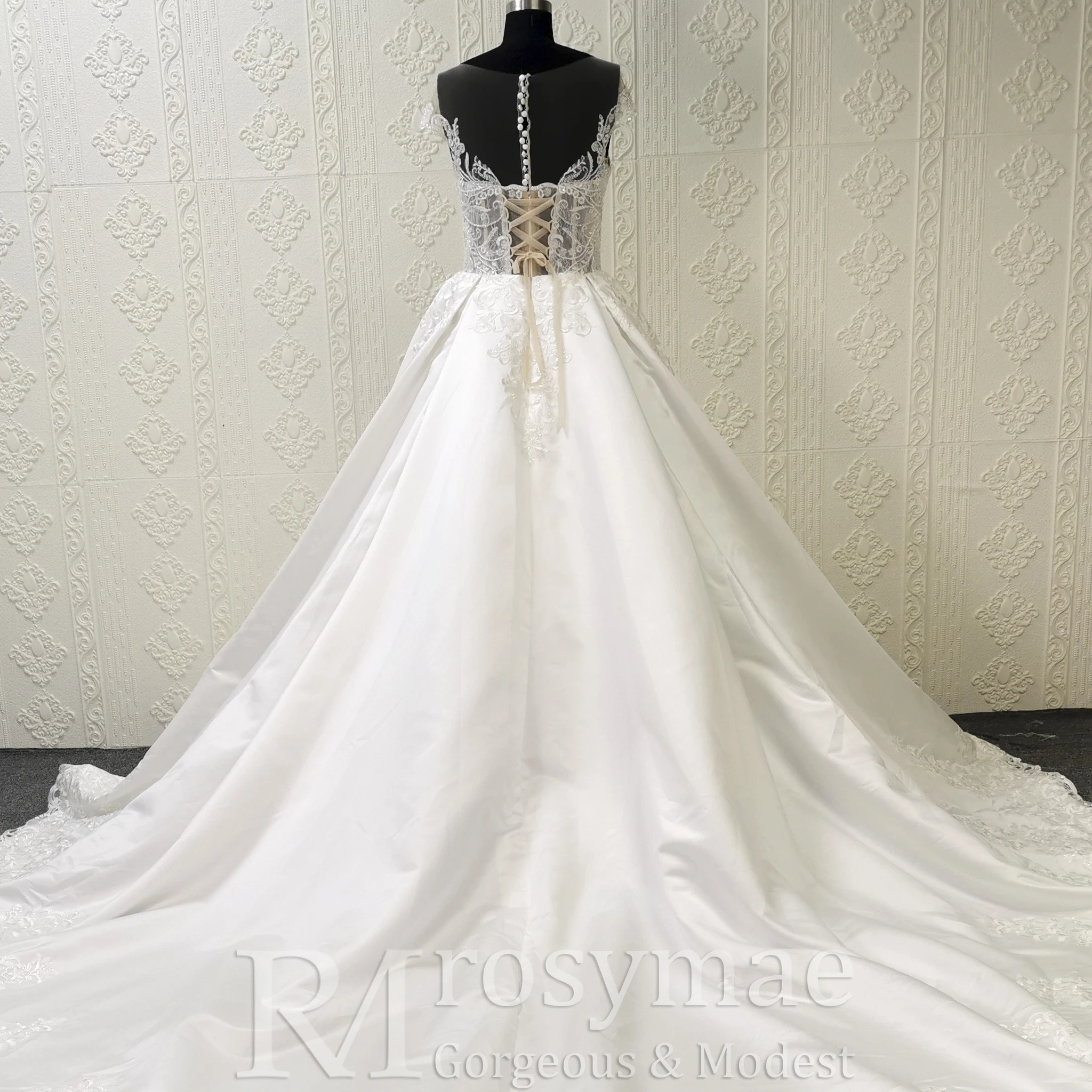 Rosymae Ballkleid-Hochzeitskleid, Spitzenmieder, durchsichtig, herzförmiger Ausschnitt, Flügelärmel, glatter Satinrock, Spitzenapplikationen, Jakobsmuschelsaum