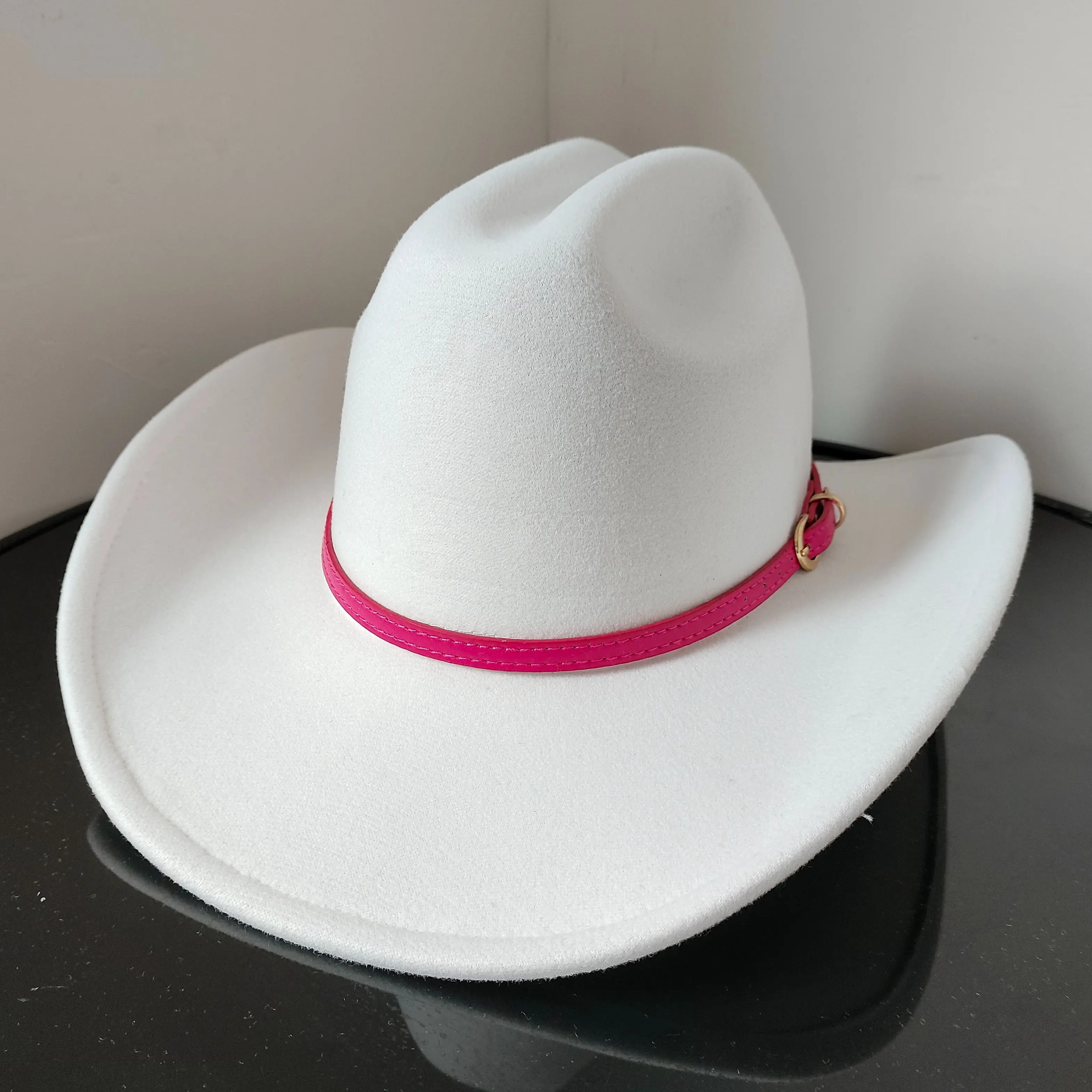 Klasyczne białe zachodnie kowbojskie kapelusze dla mężczyzn i kobiet Jazz Cocked Cowboy Hat Rose Red Belt Akcesoria Duże rondo Panama Knight Hat