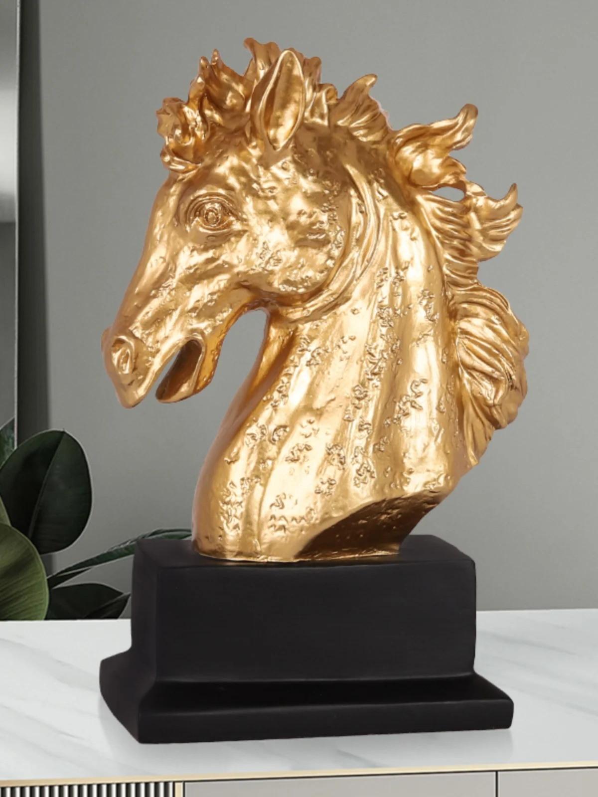 

Nordic creative horse head ornaments, modern light luxury home study, entryway, TV, wine cabinet, decorations, office high-end