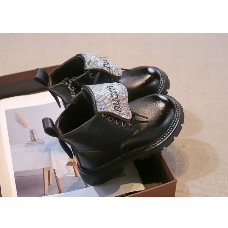 الأطفال أحذية بوت قصيرة غير رسمية 2025 الصيف سميكة سوليد النمط البريطاني أحذية واحدة العصرية الفتيان والفتيات أحذية بوت قصيرة