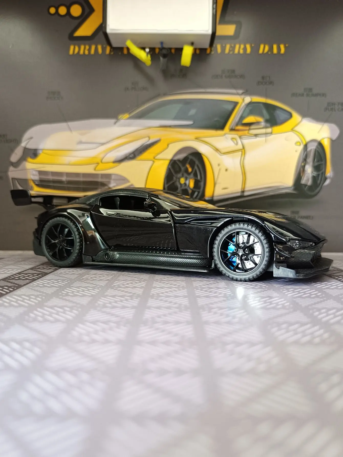 1:32 simulation Aston Martin Vulcan alloy car model, doors and engine hood, trunk can be opened with sound and light, sports car