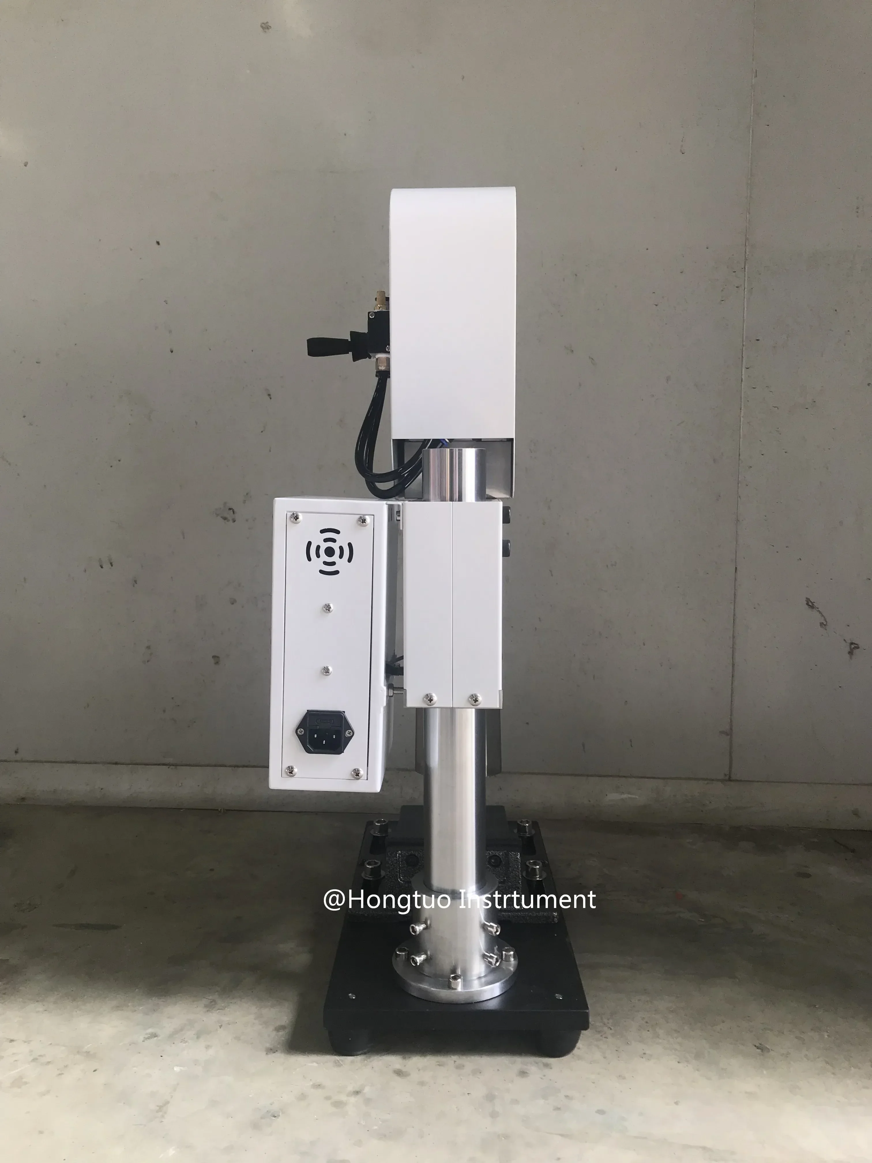 آلة DH-IM: آلة تشكيل البلاستيك العمودية المدمجة والأوتوماتيكية المصممة لتطبيقات التشكيل الصغيرة.