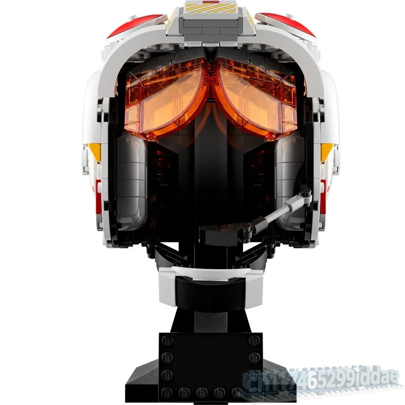 675Pcs White Red Pilot Helmet Building Blocks Futuristic Wearable Sculpture Model DIY Assembly Creative Home Decoration Display