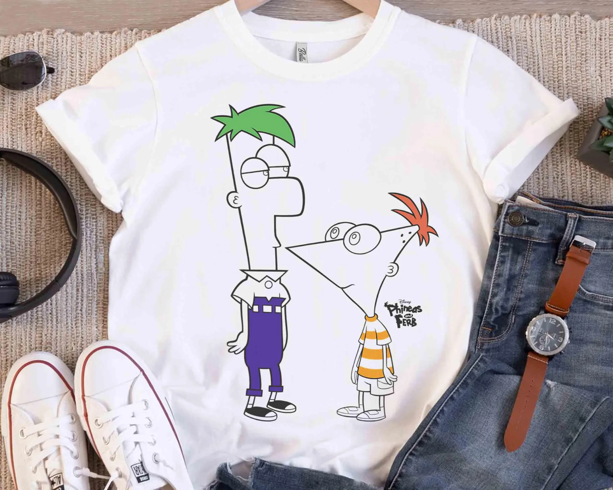 قمصان صيفية لشخصيات ديزني فينياس وبوذا، قمصان بلاتيبوس بيري، ورحلة عطلة عائلية إلى ديزني لاند