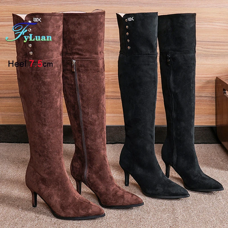 

Зимние коричневые замшевые женские сапоги выше колена с острым носком, рыцарские сапоги на тонком высоком каблуке 7,5 см, длинные сапоги с заклепками и боковой молнией