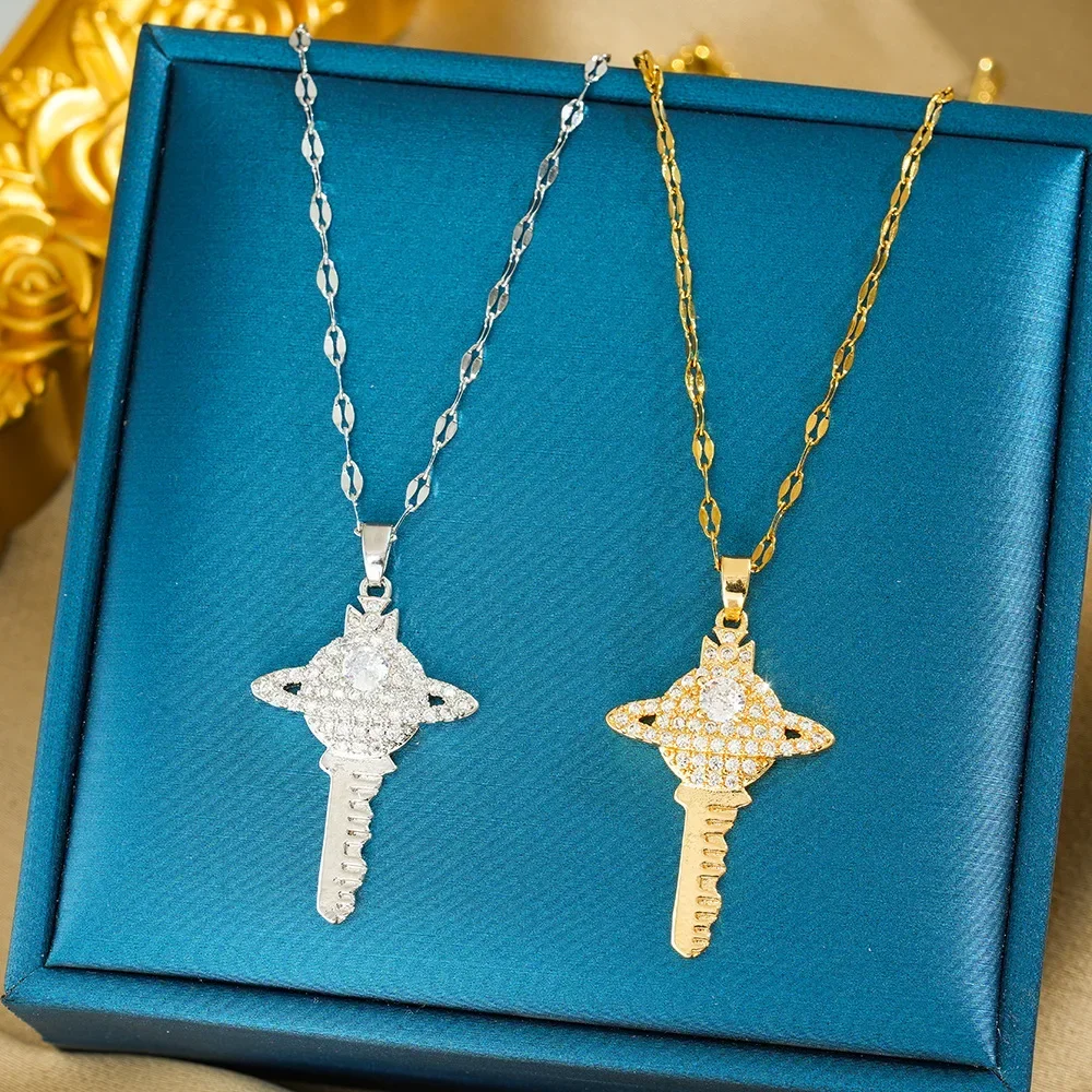 يتميز القلادة الرئيسية بتصميم أوروبي وأمريكي عصري. الزركون هو سيدة زحل التيتانيوم الصلب الأكثر مبيعا