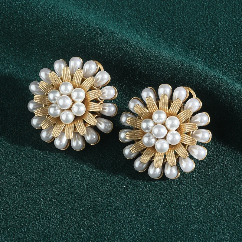 

Vintage Luxury Designer Pearl Flower Earrings For Woman Large Gold Color Charms Jewelry Antique Wedding Party High Quality Gift