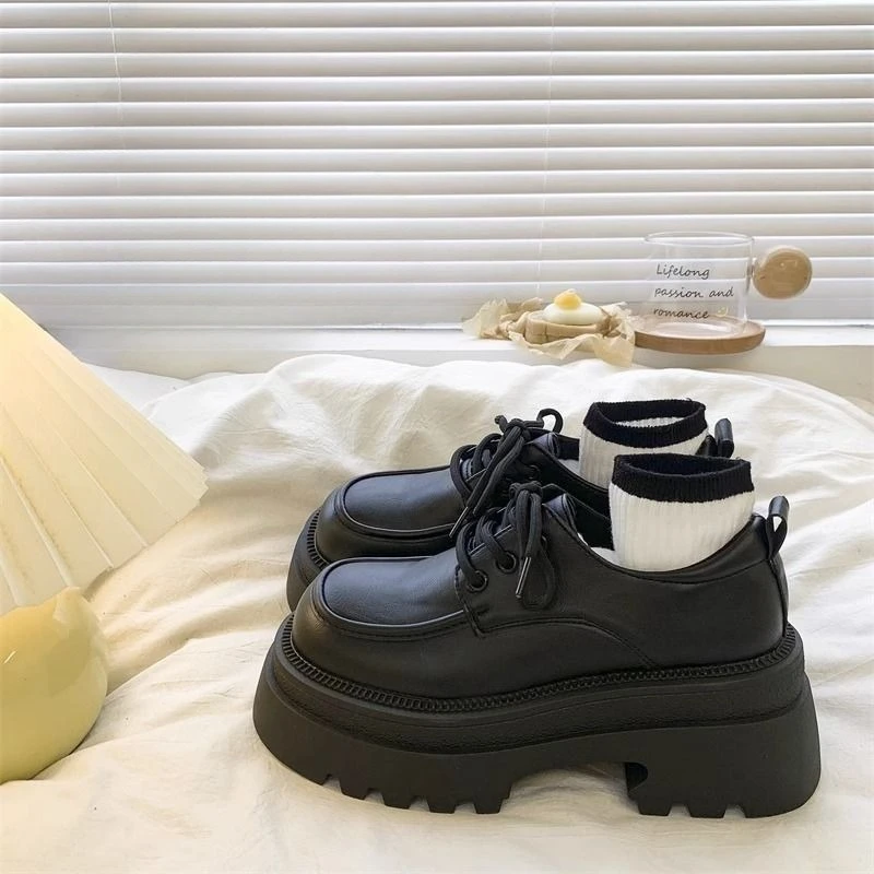 Schwarze Plateau-Loafer für Damen, klobiger mittelhoher Absatz, Schnürung, Kunstleder, britischer Stil, Vintage-Schuhe, Frühling und Herbst, Neuankömmling