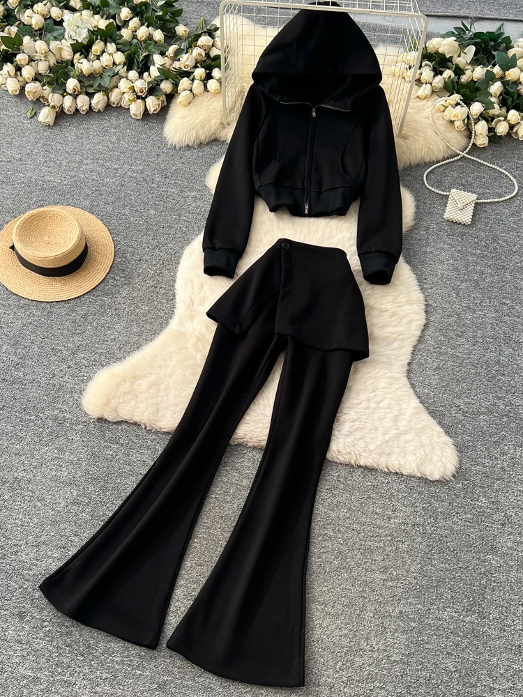 

Повседневный женский комплект: толстовка с капюшоном и длинными рукавами, брюки-клеш с высокой талией и пэчворком, осенний модный образ