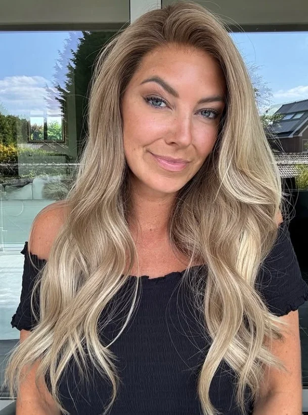 Wig Pirang Abu Bergelombang Panjang 22 Inci Wig Sintetis Lembut Wig Alami Wig Pirang Abu Wig Kualitas Tinggi Wig Bergelombang Wig Cosplay Wig Harian