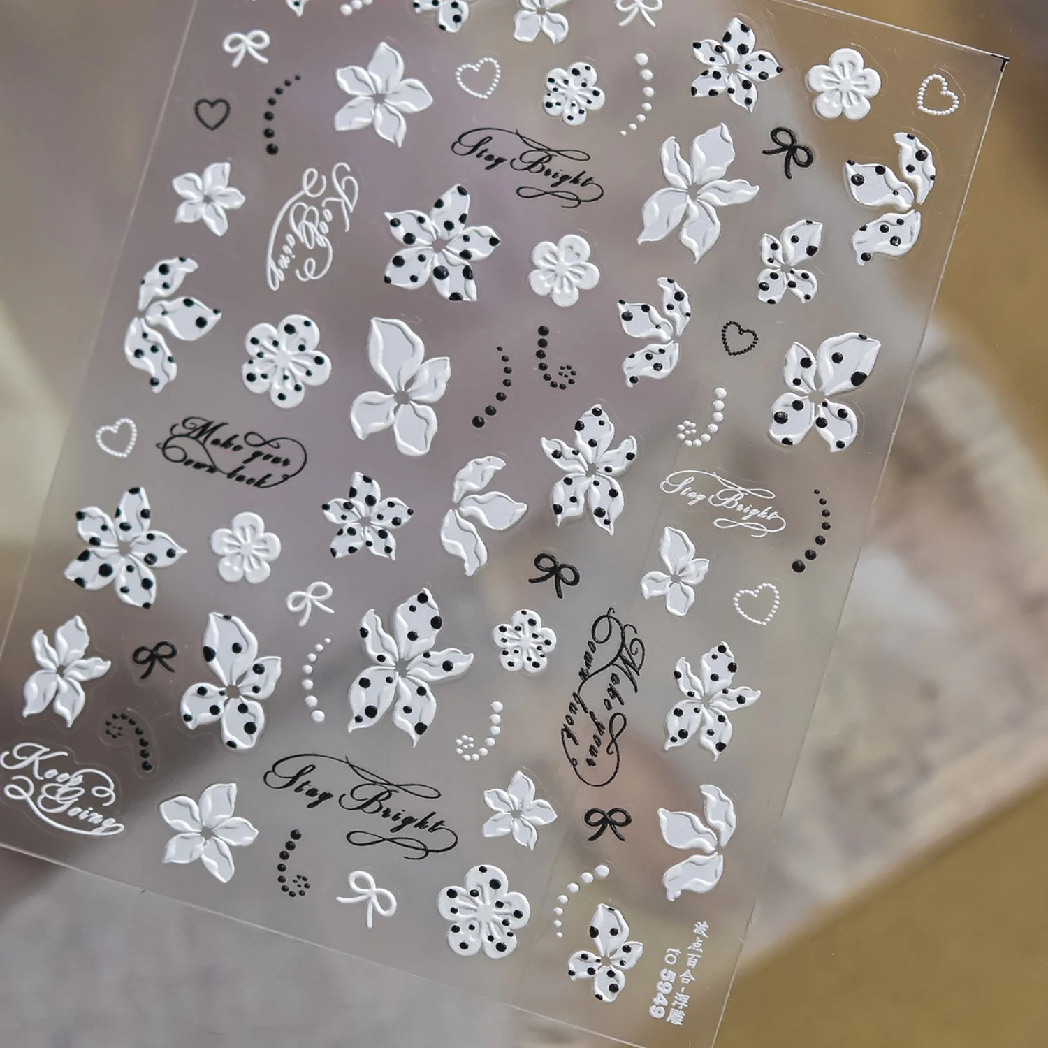 Elegante Metall-Blumen 5D Nagelkunst-Aufkleber Silberne Polka Dots Lilienblütenblätter Herz-Ketten Schleifen Romantische Selbstklebende Abziehbilder Maniküre