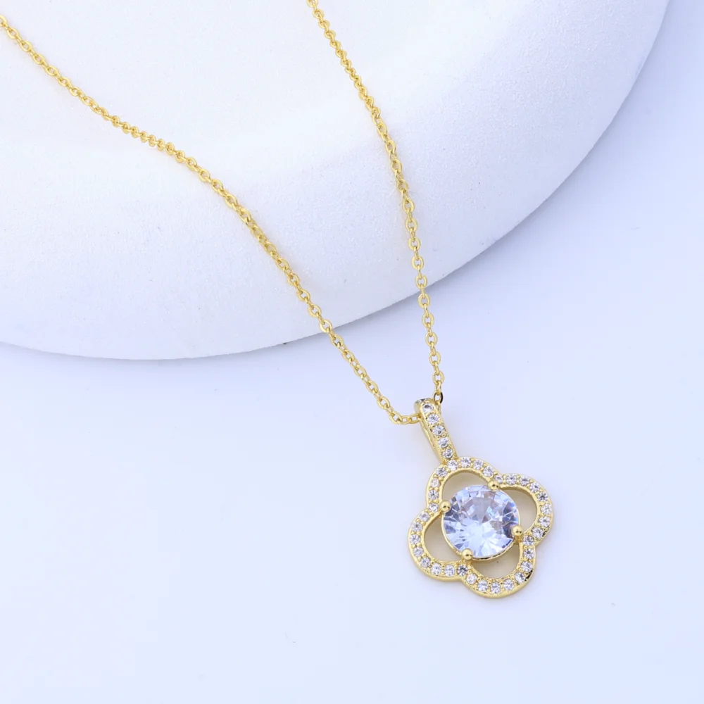 Lindo colar para mulheres – corrente de clavícula de aço titânio com flor de quatro folhas de luxo europeu e americano, casamento versátil e