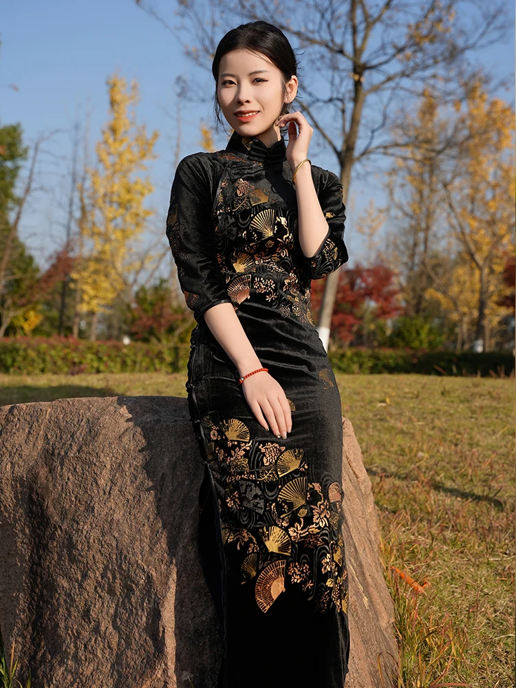 

Элегантное черное бархатное платье-ципао на осень-зиму с золотой вышивкой, цветочным узором и пуговицами ручной работы, цельное.