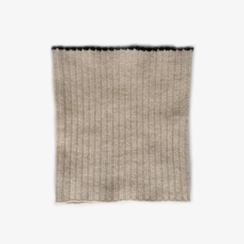 

Вязаный шерстяной шарф-капюшон с контрастным утеплителем для шеи