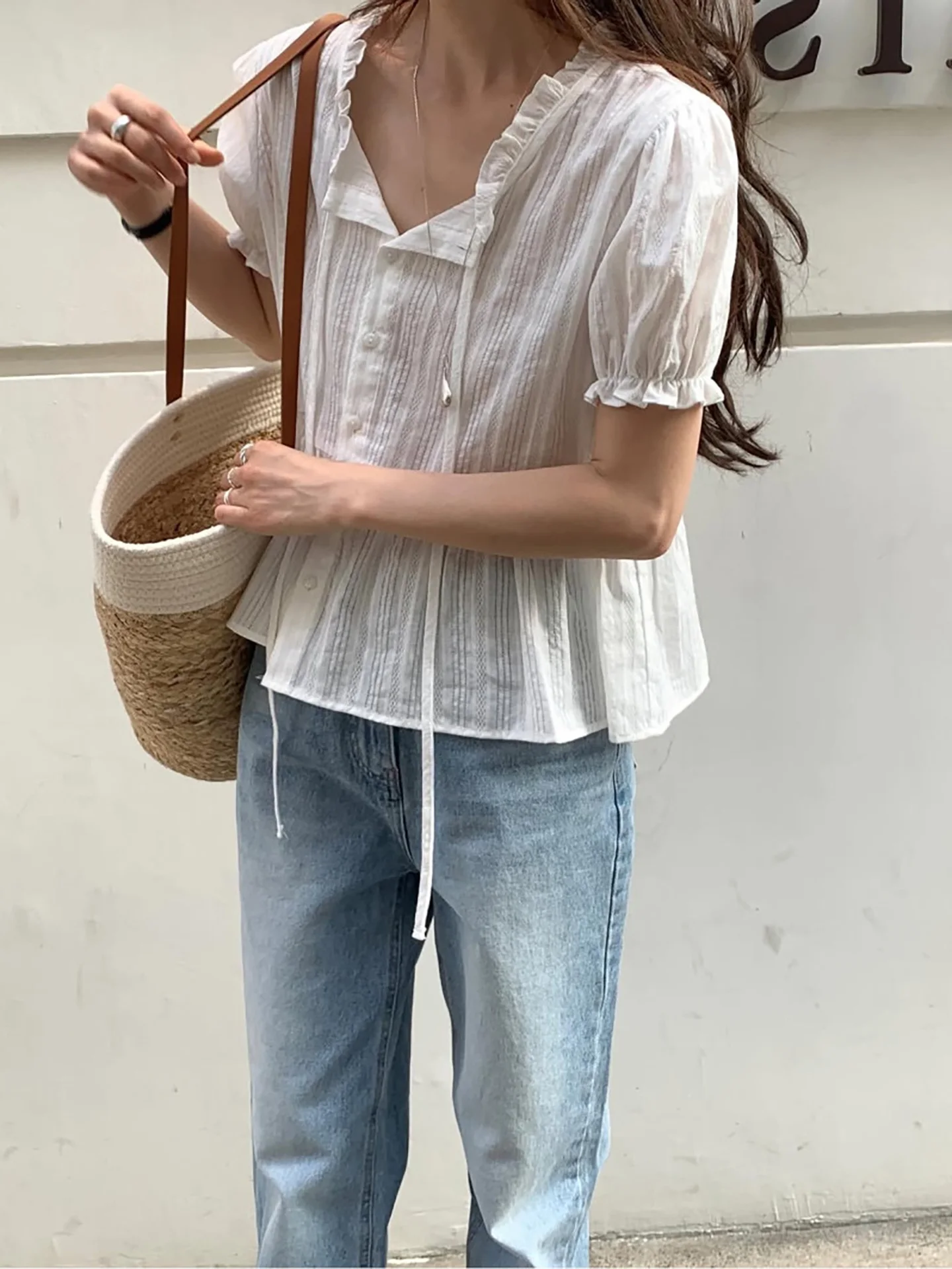 

Dongda Gate Unique Design Sense Embroidered Floral Bow Tie Short Sleeve Bubble Shirt Women Sweet Young Looking Top