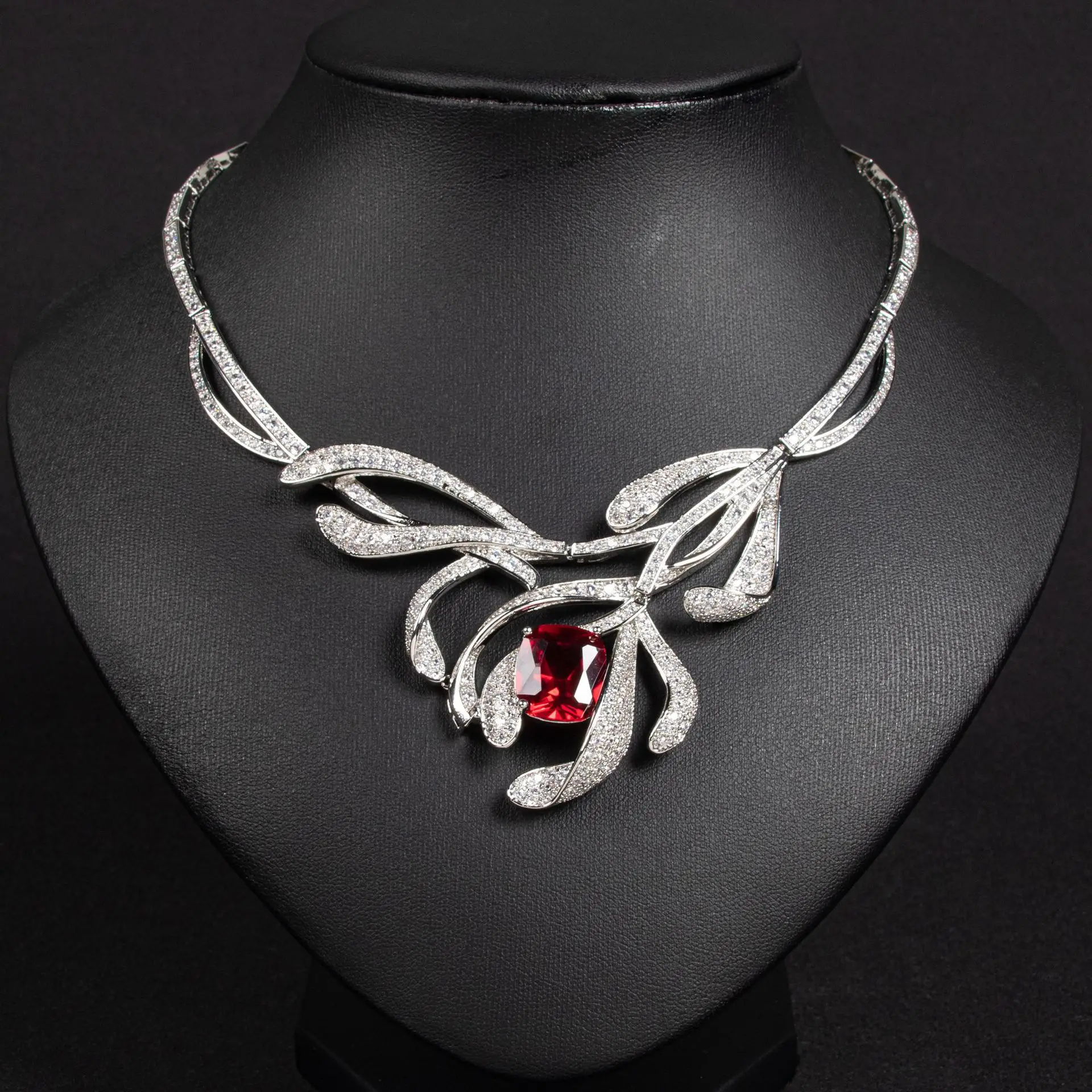 

Bright Yali three-dimensional chrysanthemum necklace inlaid with red corundum zircon necklace banquet dress necklace accessories