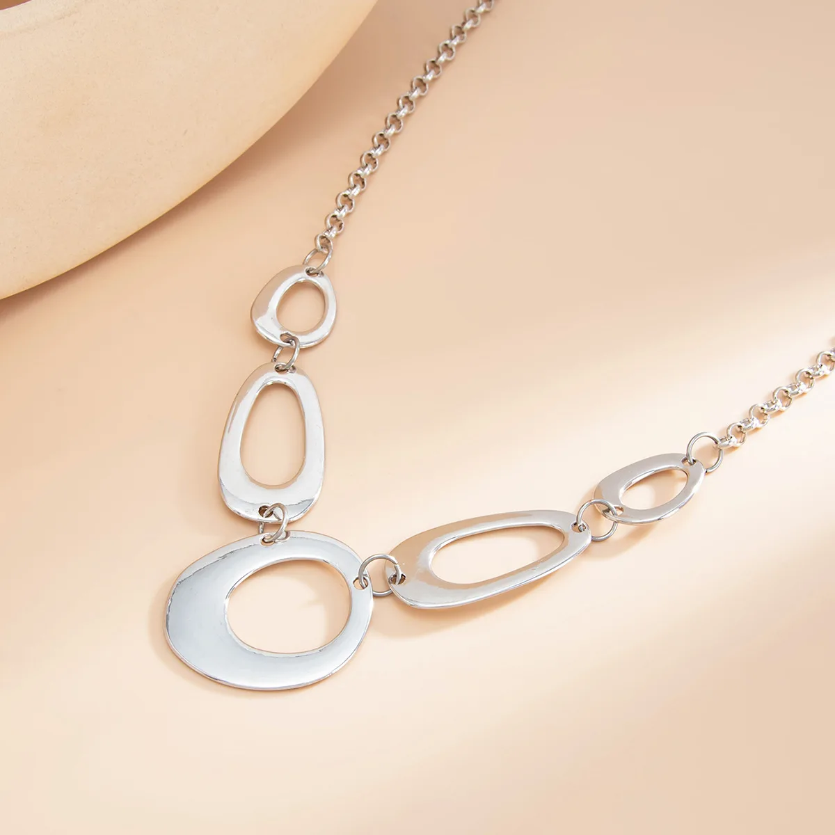Vintage Minimalist Hollow out Geometry Choker Necklace for Women Irregular Oval Pendant Fashion Jewelry