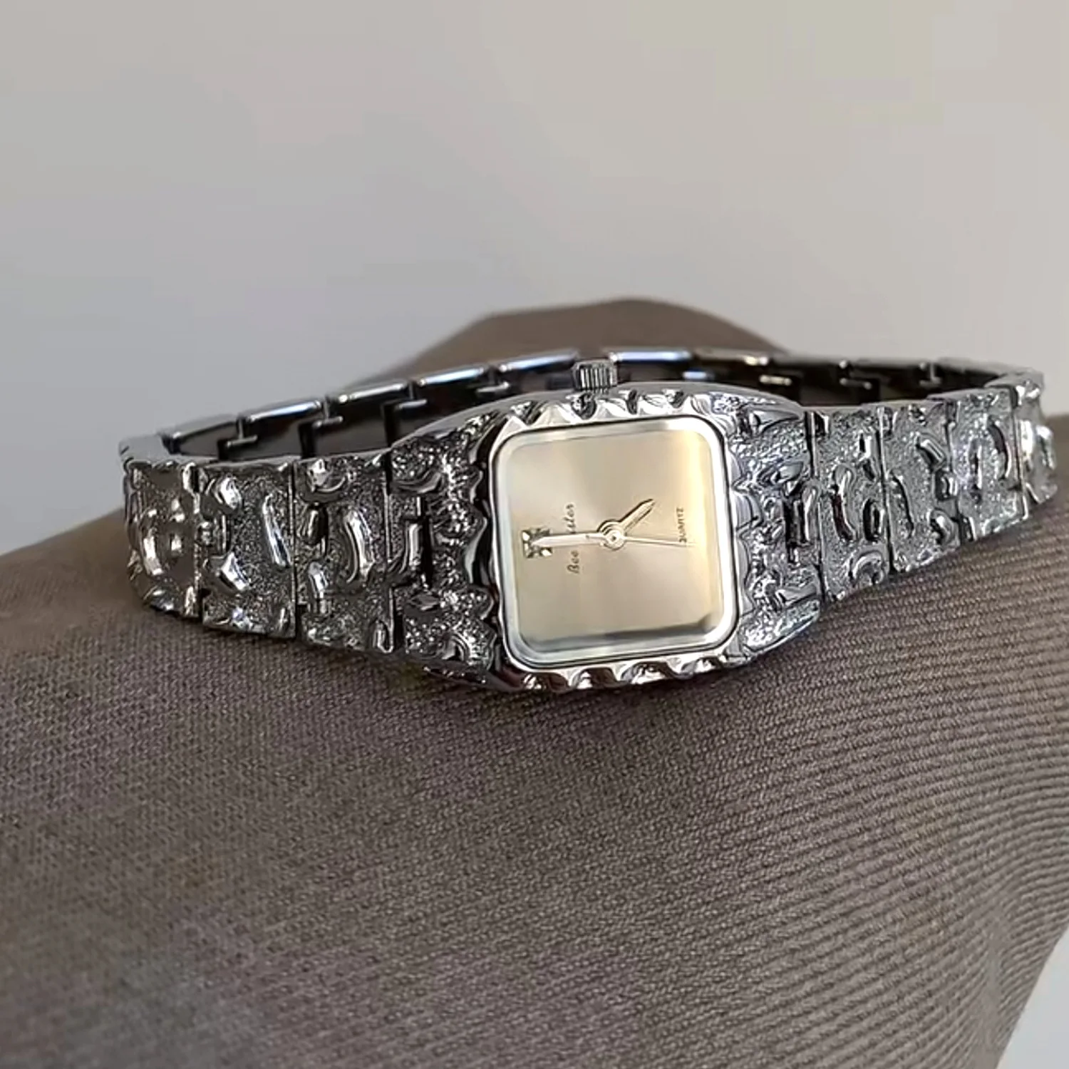 Gorgeous And Exquisite Bracelet Watch With Retro Style, Classic Temperament, Fashionable And Light Luxury High-End Women'S Watch