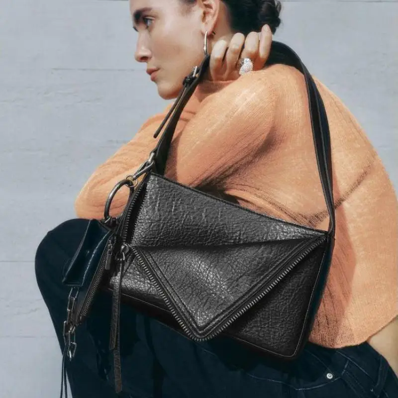 

2025 European And American Fashion Horizontal Square Shoulder Bags Simple And Casual Versatile Tassel Pendant Women's Bag Trendy