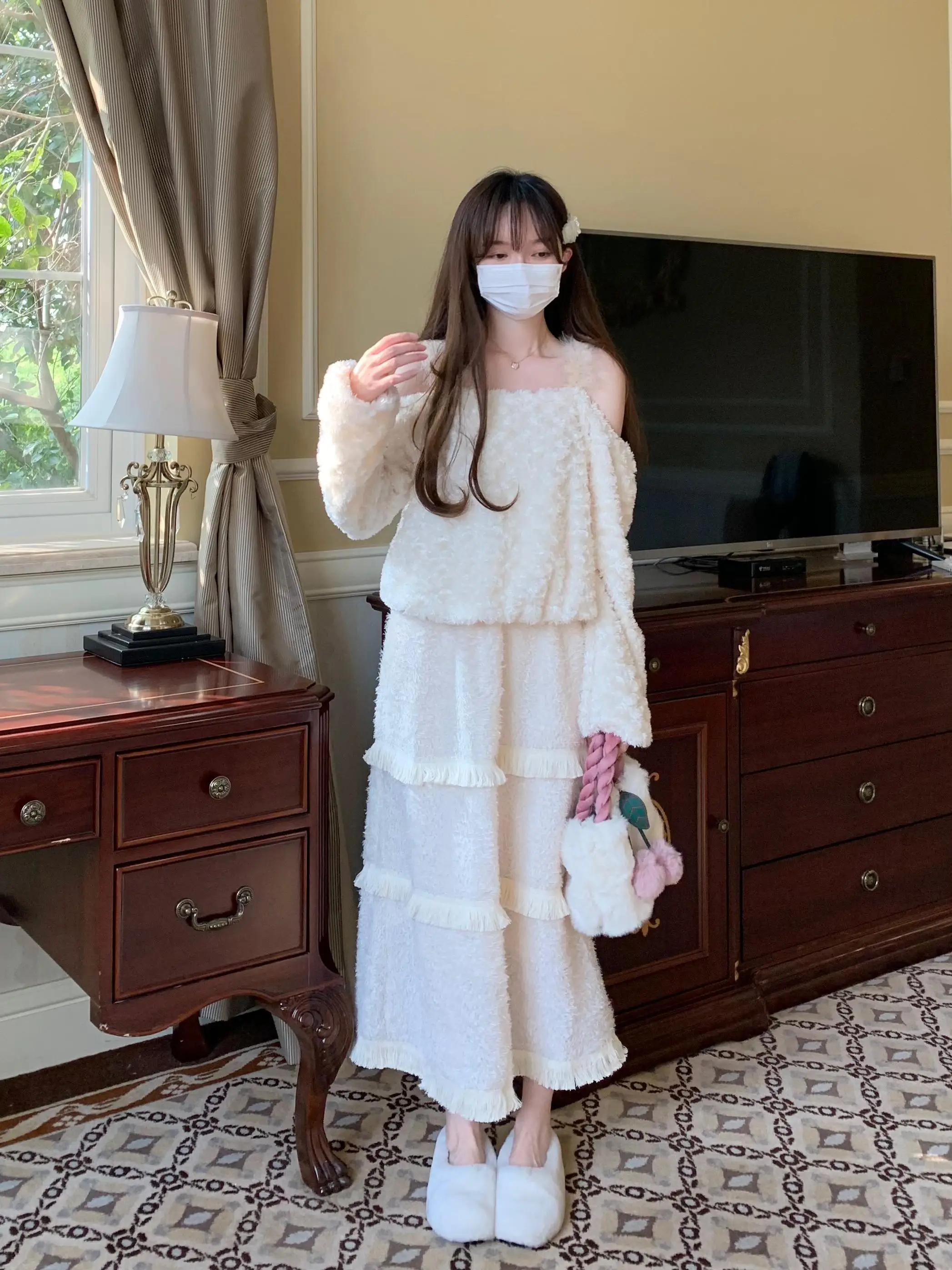 

Женский свитер Youxiaozi: осенняя новинка, нежный меховой дизайн, милый, с открытыми плечами, длинный рукав, однотонный, прямой крой, теплый, с функцией подогрева