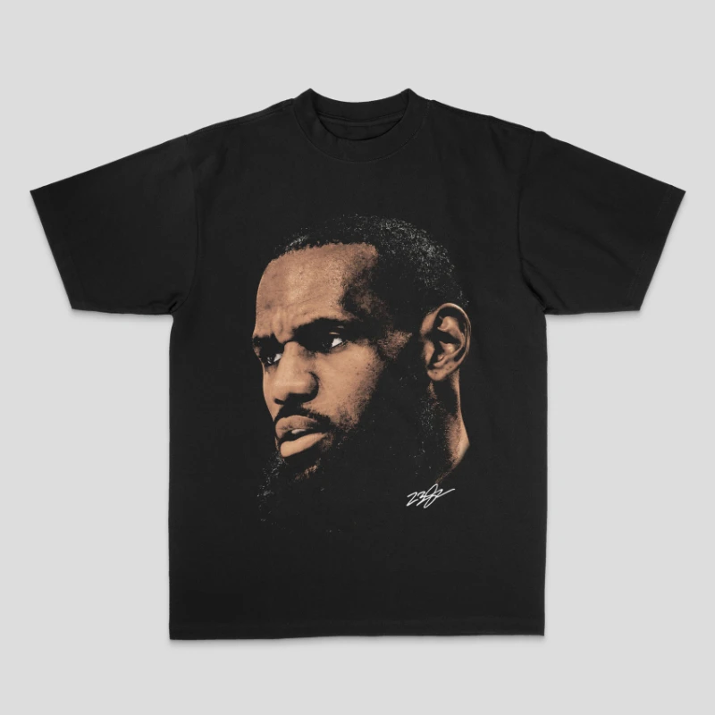 Pallacanestro ispirata a LeBron James ​ ​ T-shirt da uomo Ritratto iconico Stampa Dunk Action Design Athletic Streetwear ​ ​   Sciolto di grandi dimensioni