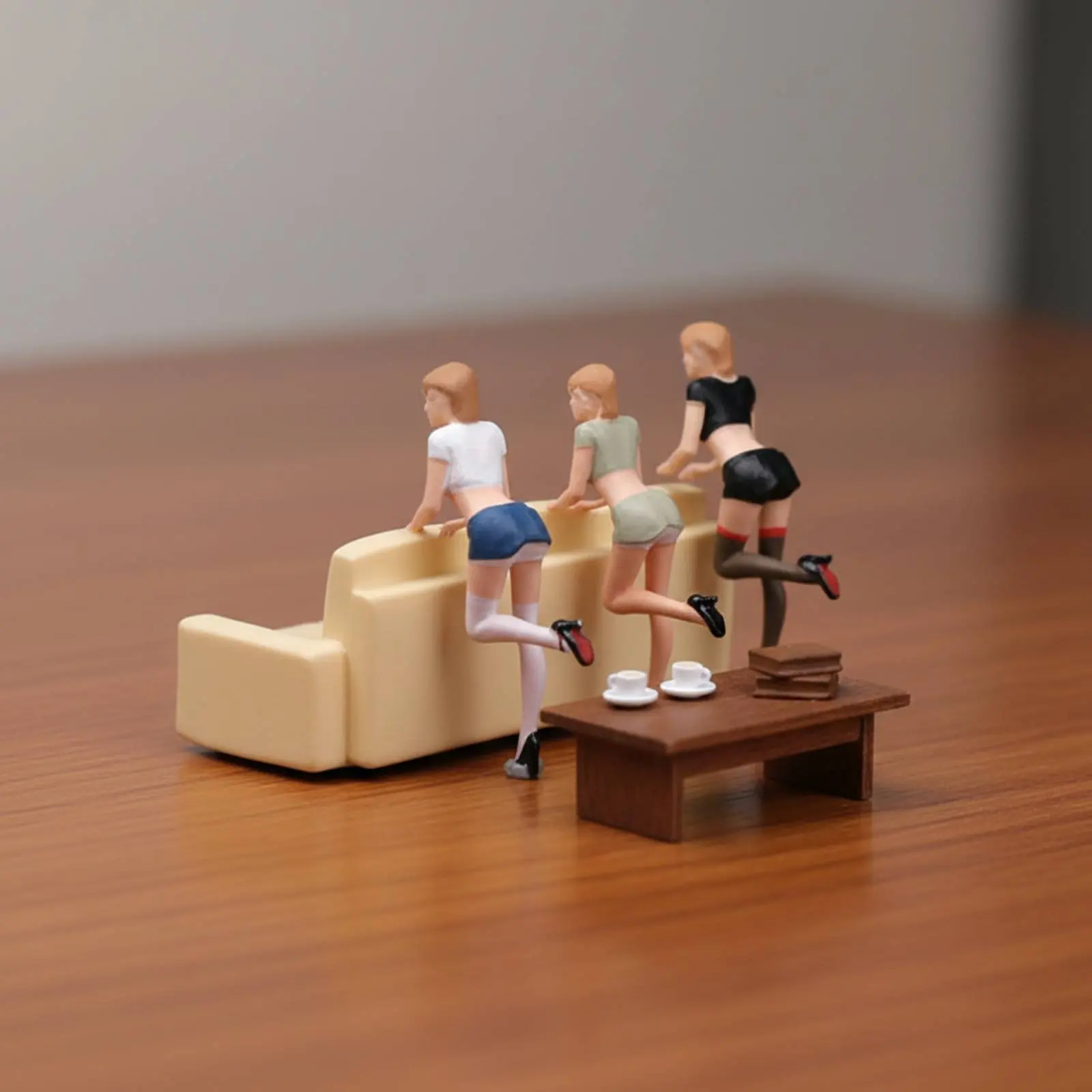 

Миниатюрная фигурка женщины в масштабе 1:64, реквизит для фотосъемки, модель дивана, миниатюрная фигурка для сцен.